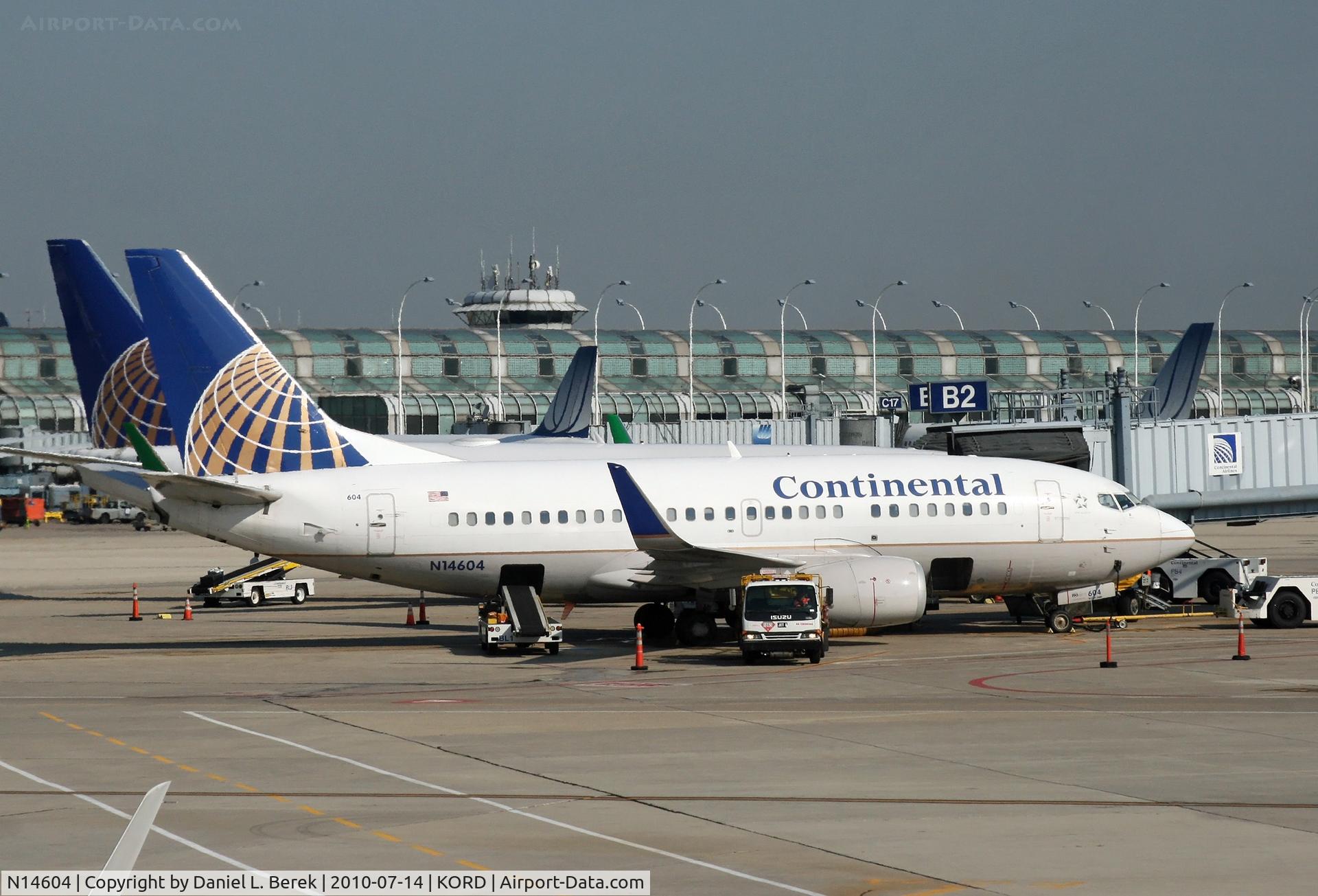 N14604, 1994 Boeing 737-524 C/N 27317, A Continental 737 sits amid a hive of activity at Chicago O'Hare.
