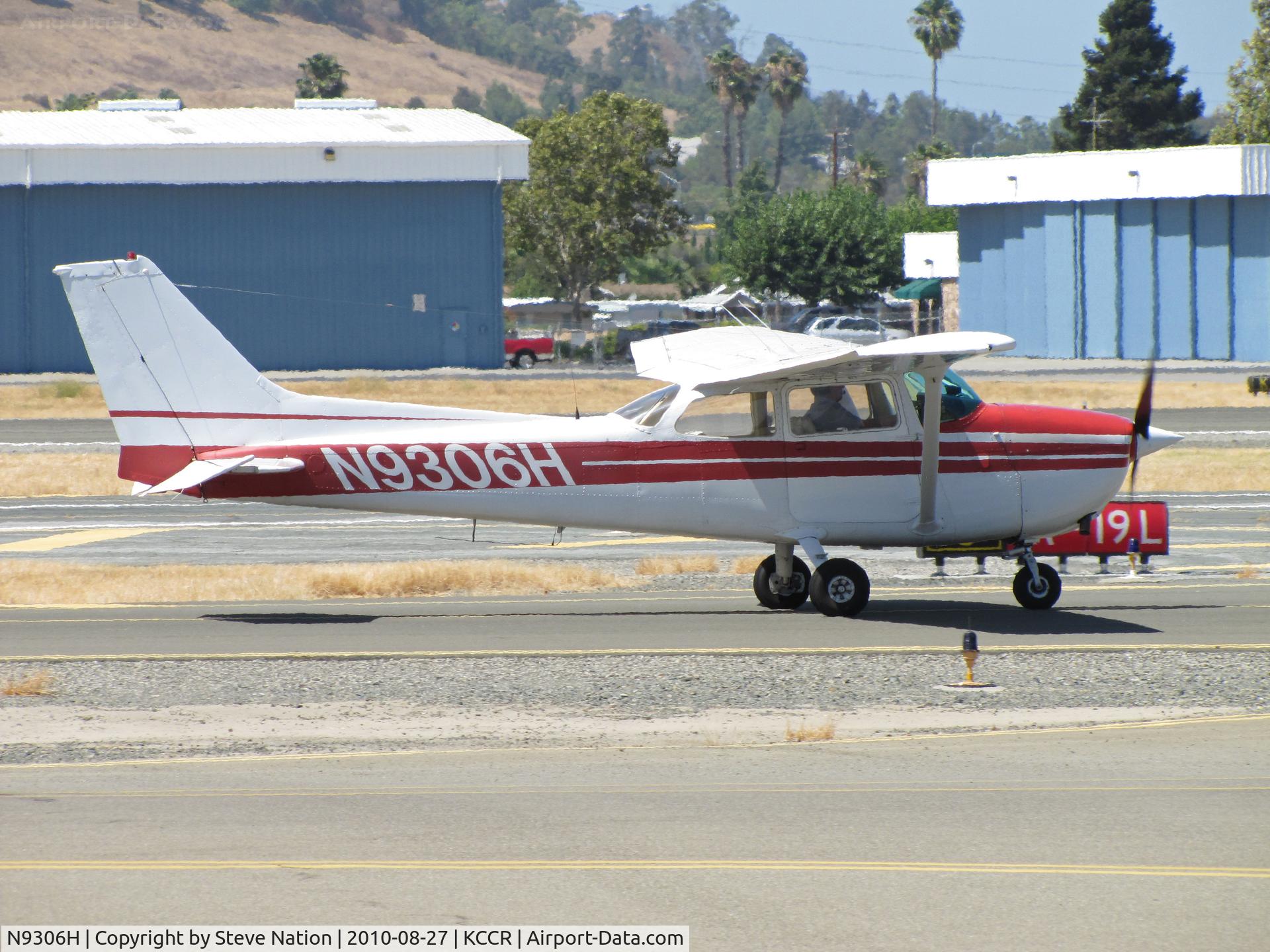 N9306H, 1975 Cessna 172M C/N 17266079, Locally-based 1975 Cessna 172M taxis at Buchanan Field