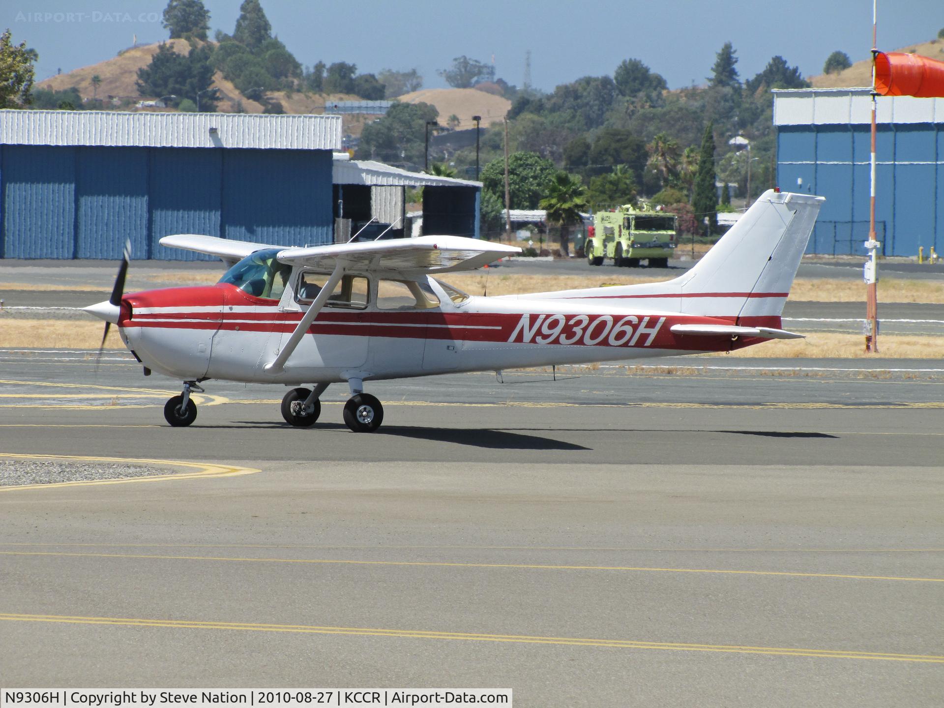 N9306H, 1975 Cessna 172M C/N 17266079, Locally-based 1975 Cessna 172M taxis at Buchanan Field