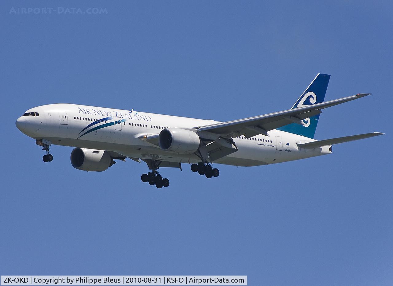 ZK-OKD, 2006 Boeing 777-219/ER C/N 29401, Approach for the 28's by a clear blue day among the usual flock of heavies during  lunch time.