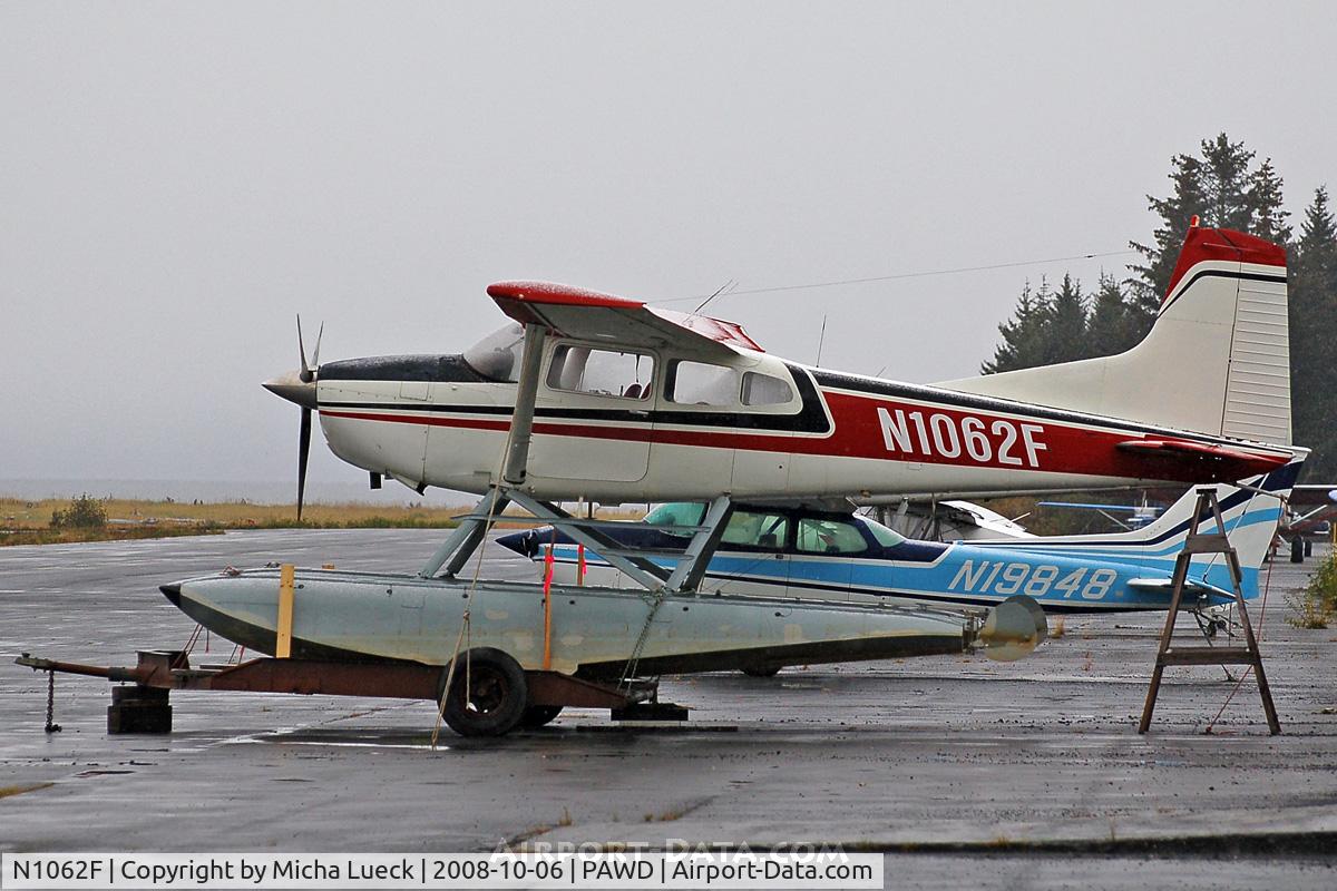 N1062F, 1975 Cessna A185F Skywagon 185 C/N 18502718, At Seward