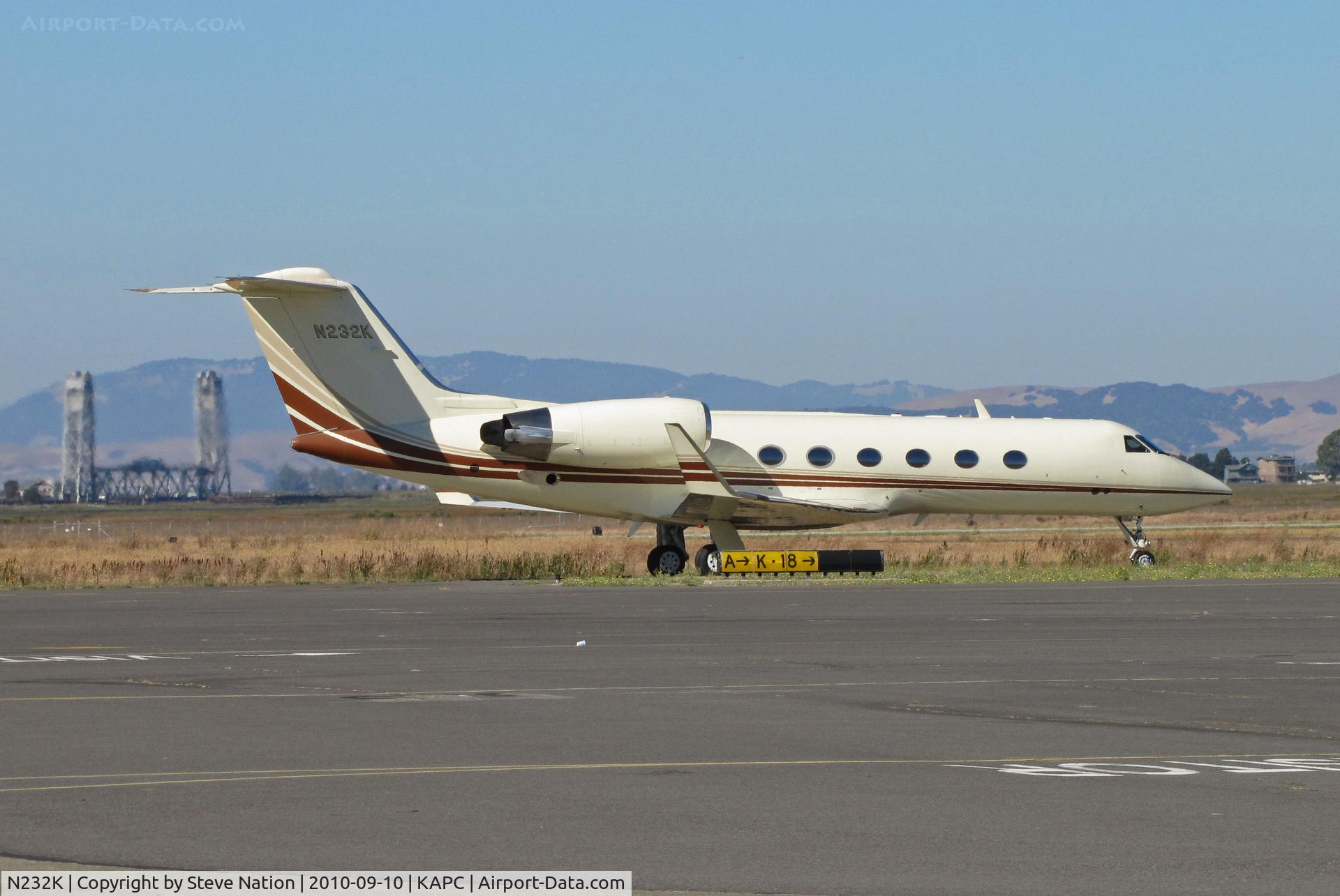 N232K, 1993 Gulfstream Aerospace G-IV C/N 1232, Kaiser 1993 G-IV passing Napa River RR bridge for RWY 18R and flight to KBVS Skagit Regional Airport, Burlington/Mount Vernon, WA