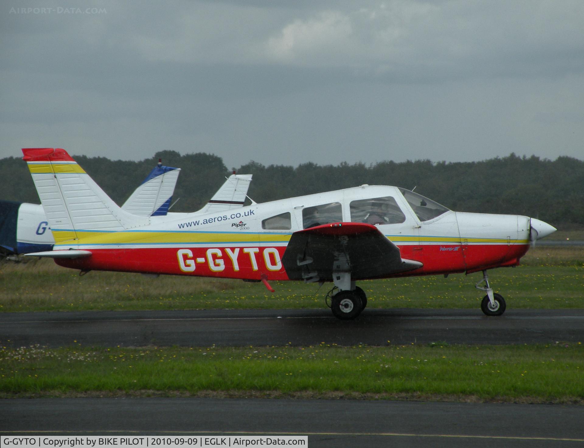 G-GYTO, 2000 Piper PA-28-161 Cherokee Warrior III C/N 2842082, Tango Oscar taxying past the cafe during a brief shower.
