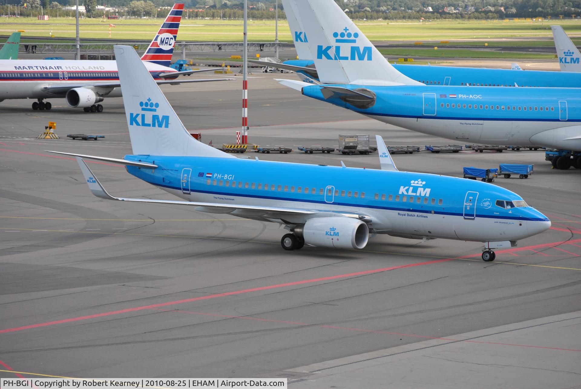 PH-BGI, 2010 Boeing 737-7K2 C/N 30364, KLM turning onto stand