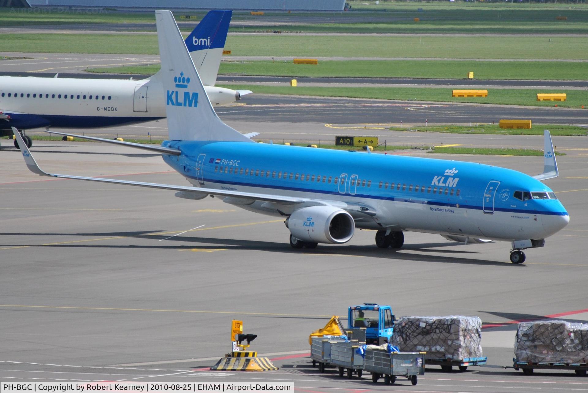 PH-BGC, 2008 Boeing 737-8K2 C/N 30361, KLM turning onto stand