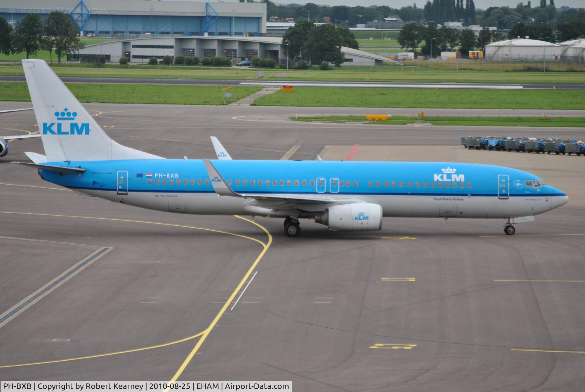 PH-BXB, 1999 Boeing 737-8K2 C/N 29132, KLM rolling onto stand