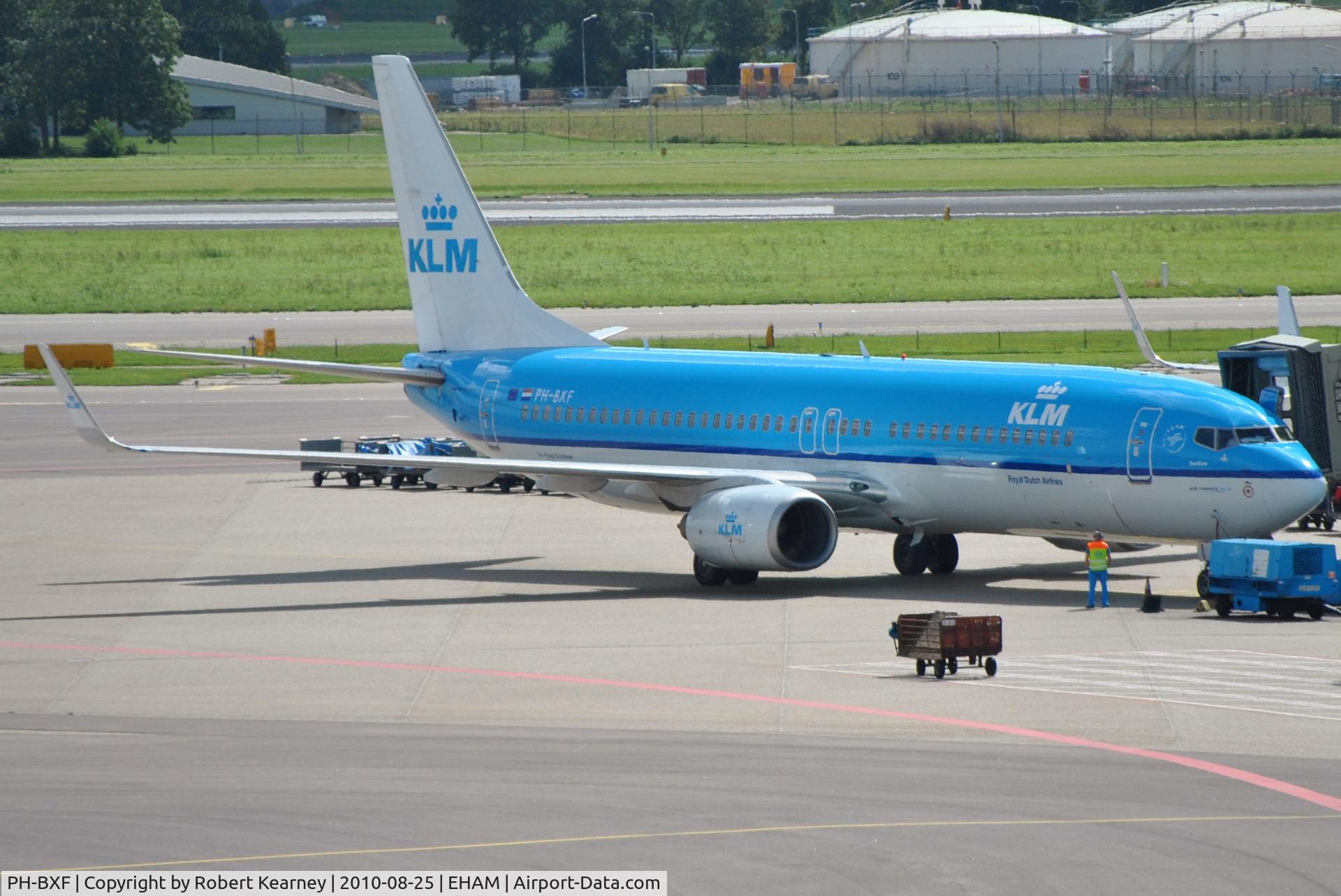 PH-BXF, 2000 Boeing 737-8K2 C/N 29596, KLM making some last-minute preparations before push-back