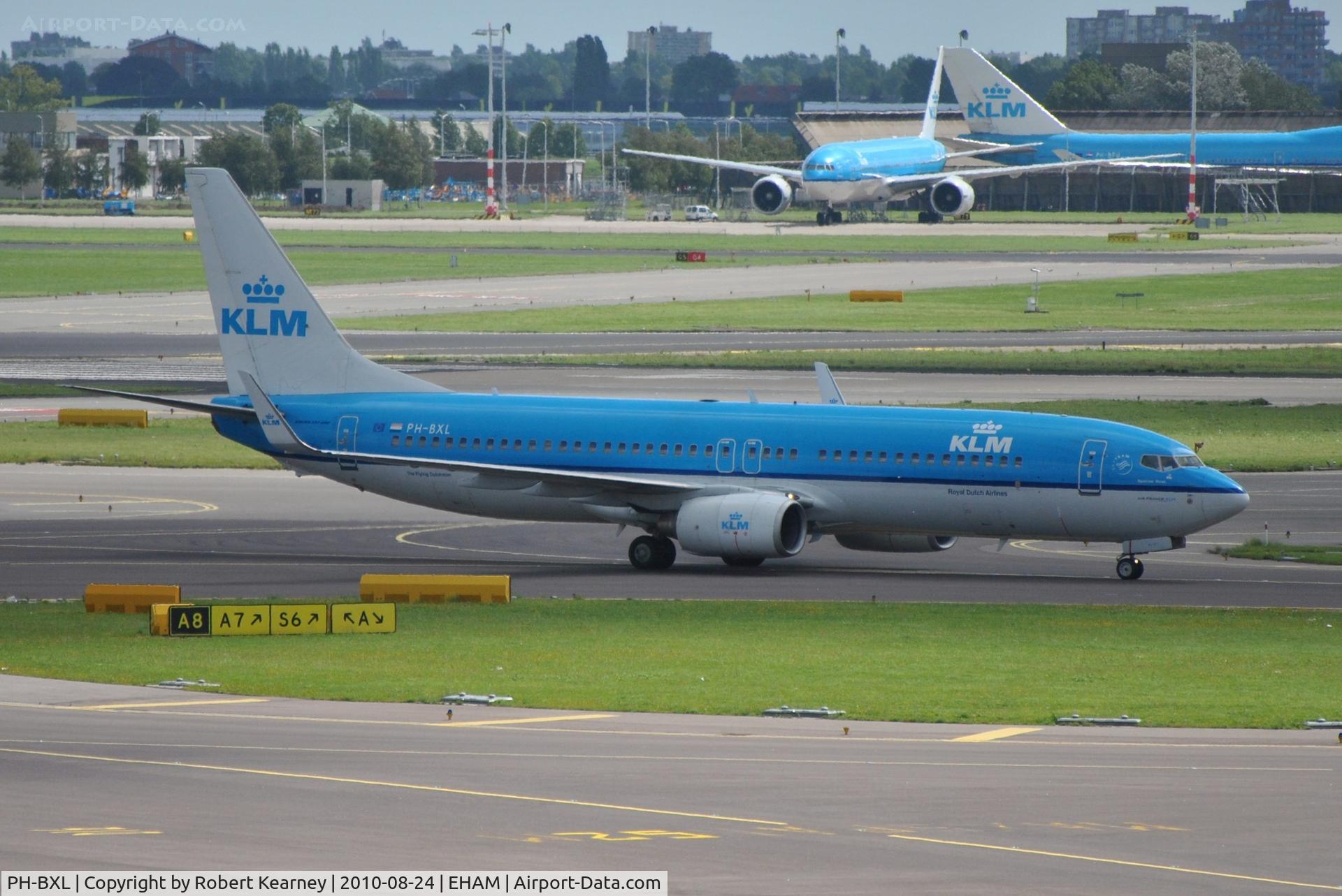 PH-BXL, 2000 Boeing 737-8K2 C/N 30359, KLM taxiing to parking