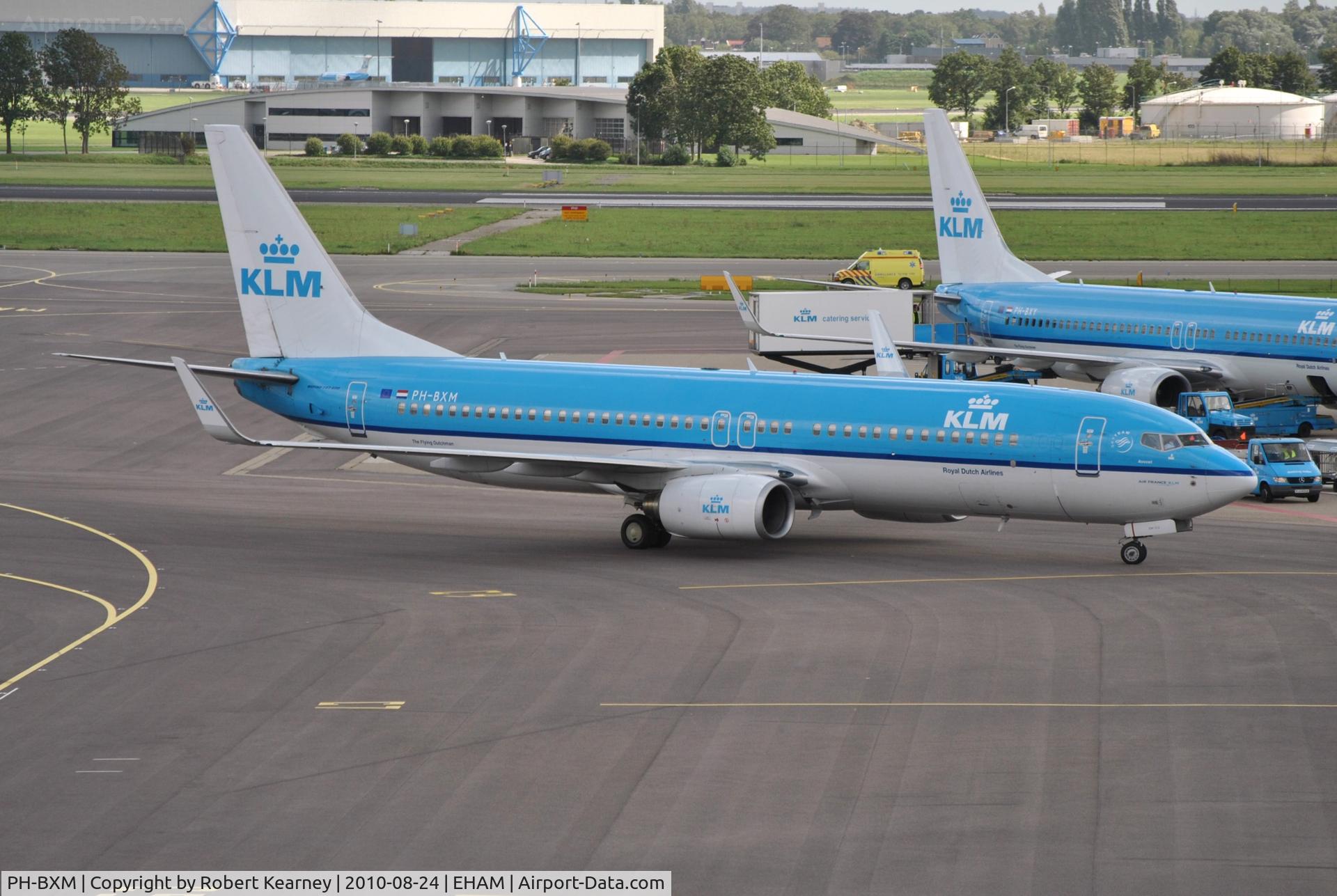 PH-BXM, 2000 Boeing 737-8K2 C/N 30355, KLM making it's final turn onto stand