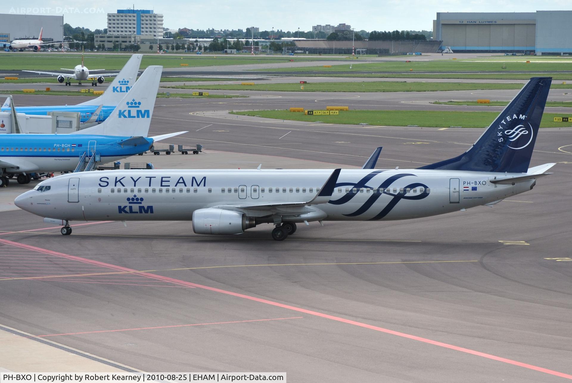 PH-BXO, 2001 Boeing 737-9K2 C/N 29599, KLM SkyTeam rolling onto stand