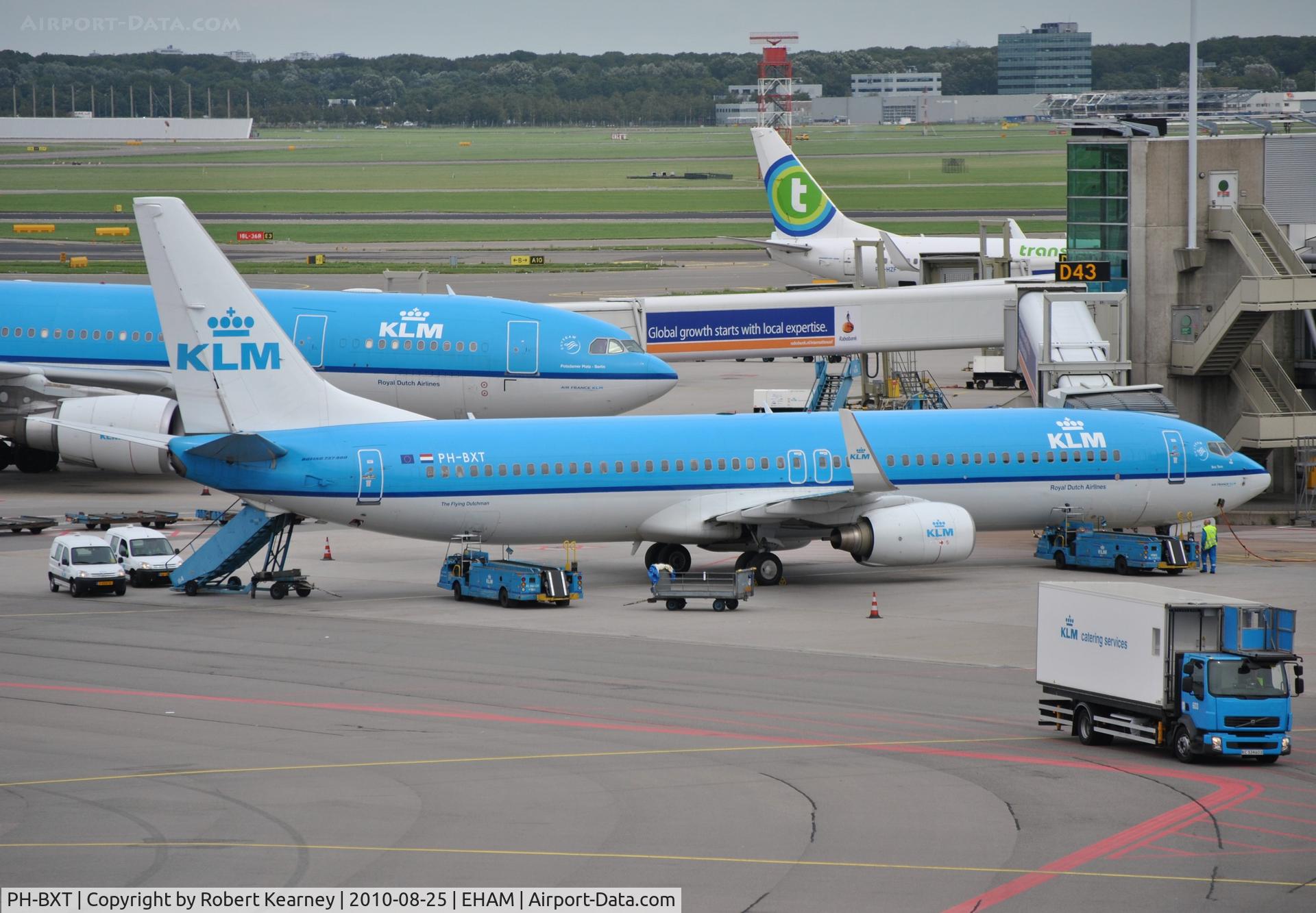 PH-BXT, 2004 Boeing 737-9K2 C/N 32944, KLM 739 sitting onto stand