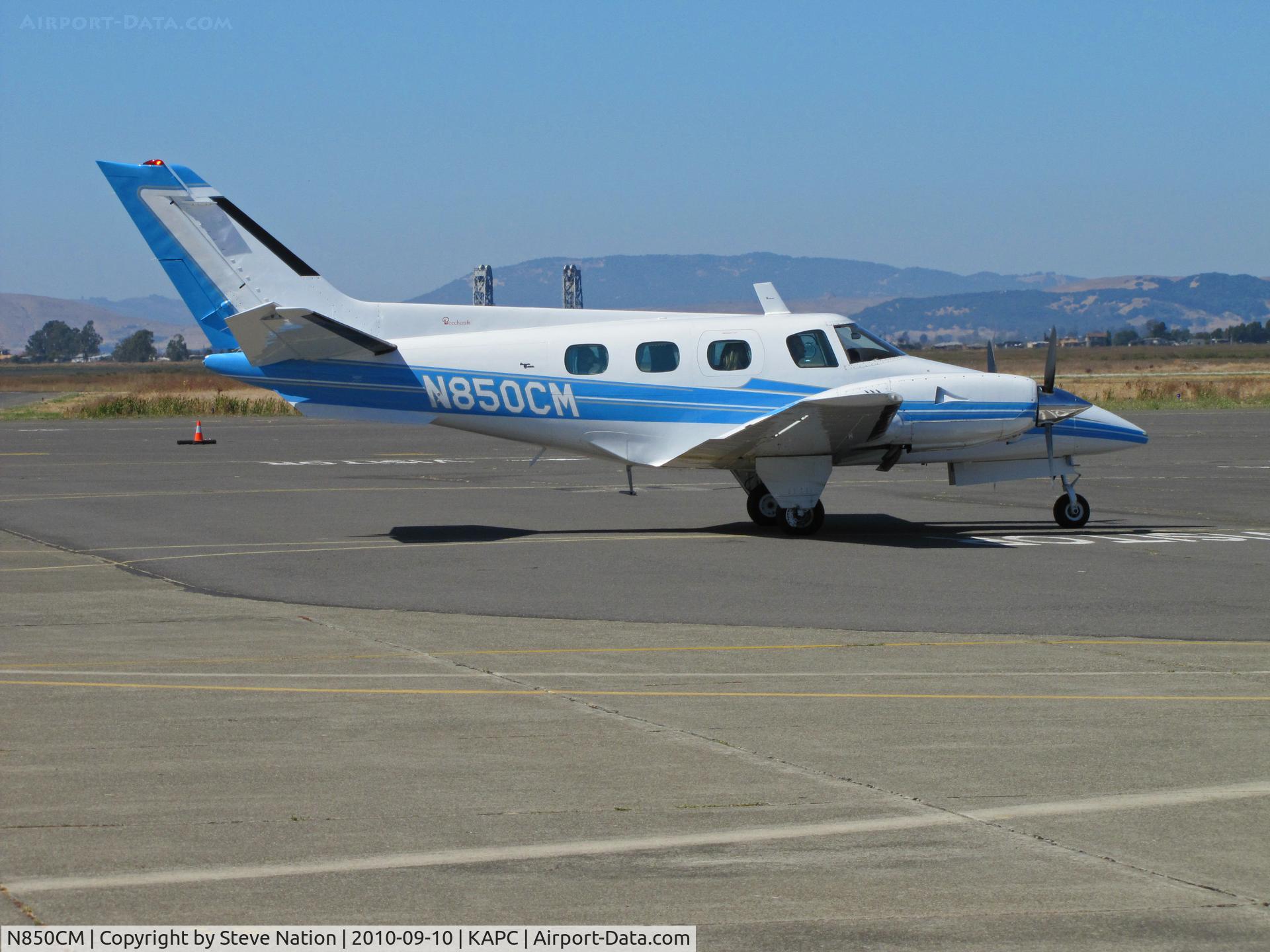 N850CM, 1972 Beech A60 Duke C/N P-213, Napa River RR bridge provides background for Salem, OR-based 1972 Beech A60 taxiing in from KSBP/San Luis Obispo, CA
