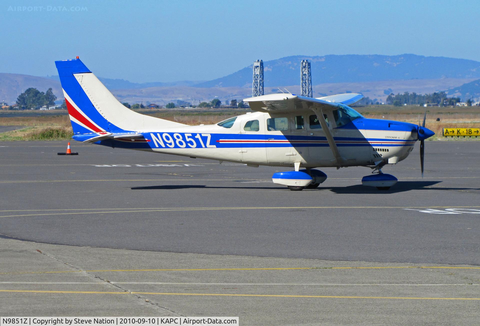 N9851Z, 1983 Cessna TU206G 6 Turbo Stationair C/N U20606701, Absolutely beautiful 1983 Cessna TU206G arriving at Napa, CA with Napa River RR bridge as background