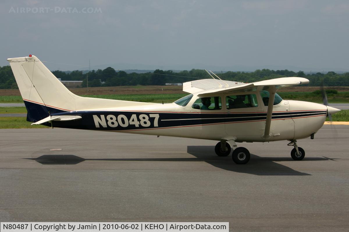 N80487, 1976 Cessna 172M C/N 17266614, Taxiing to the pumps.