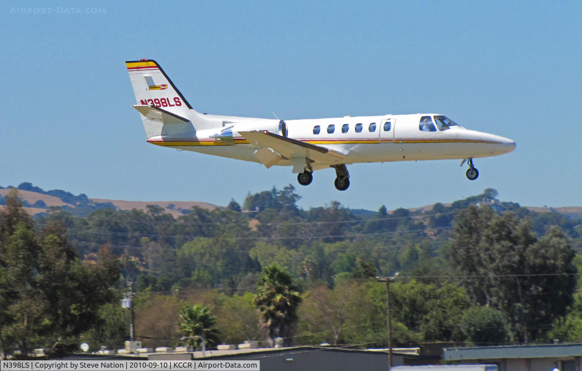 N398LS, 1998 Cessna 550 C/N 550-0853, Les Schwab Tires 1998 Cessna 550 across the fence for RWY1L