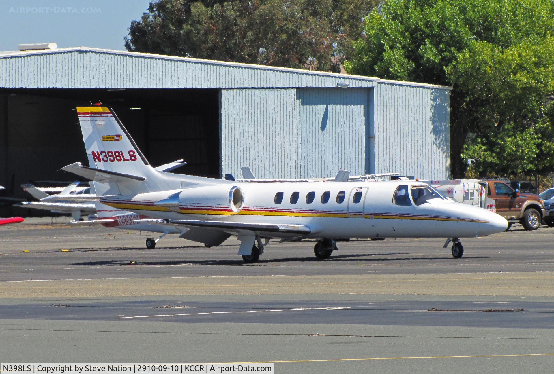 N398LS, 1998 Cessna 550 C/N 550-0853, Les Schwab Tires 1998 Cessna 550 taxiing to PSA ramp on arrival from KCXP/Carson City, NV (Bill Larkins is lurking in the bushes, camera in hand!)