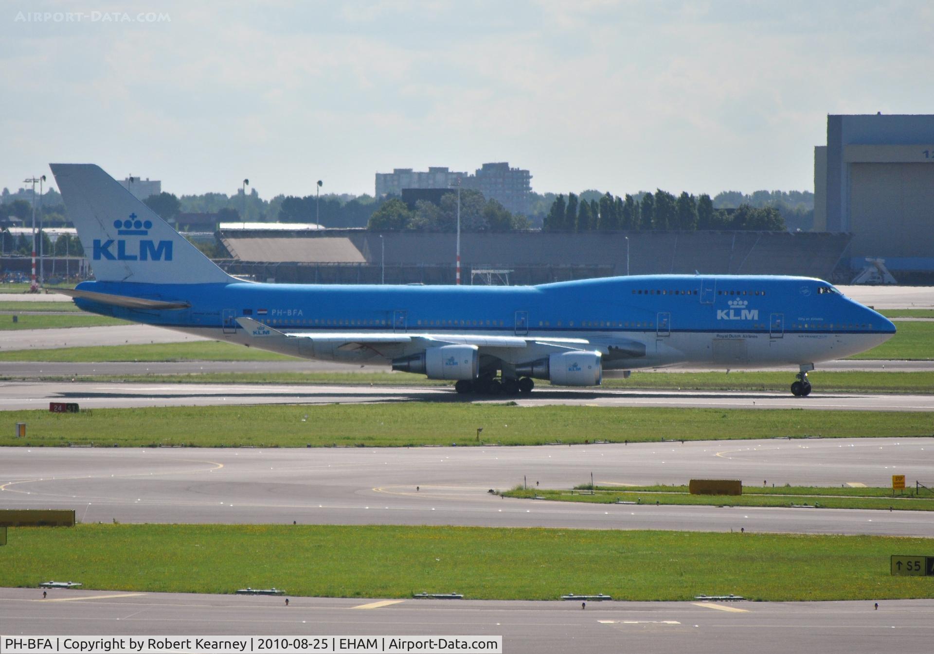 PH-BFA, 1989 Boeing 747-406 C/N 23999, KLM heavy lining up