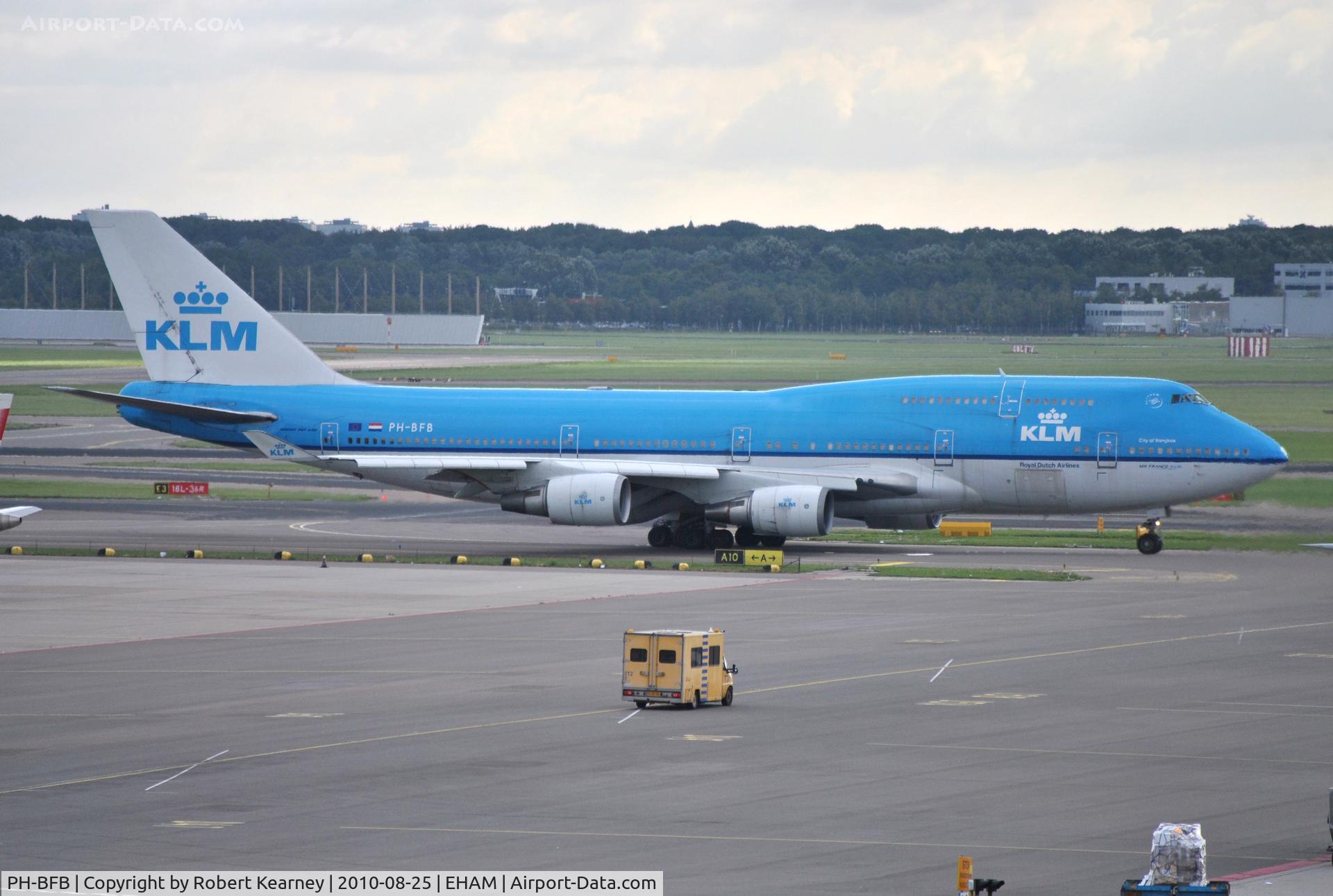 PH-BFB, 1989 Boeing 747-406 C/N 24000, KLM heavy taxiing for take-off