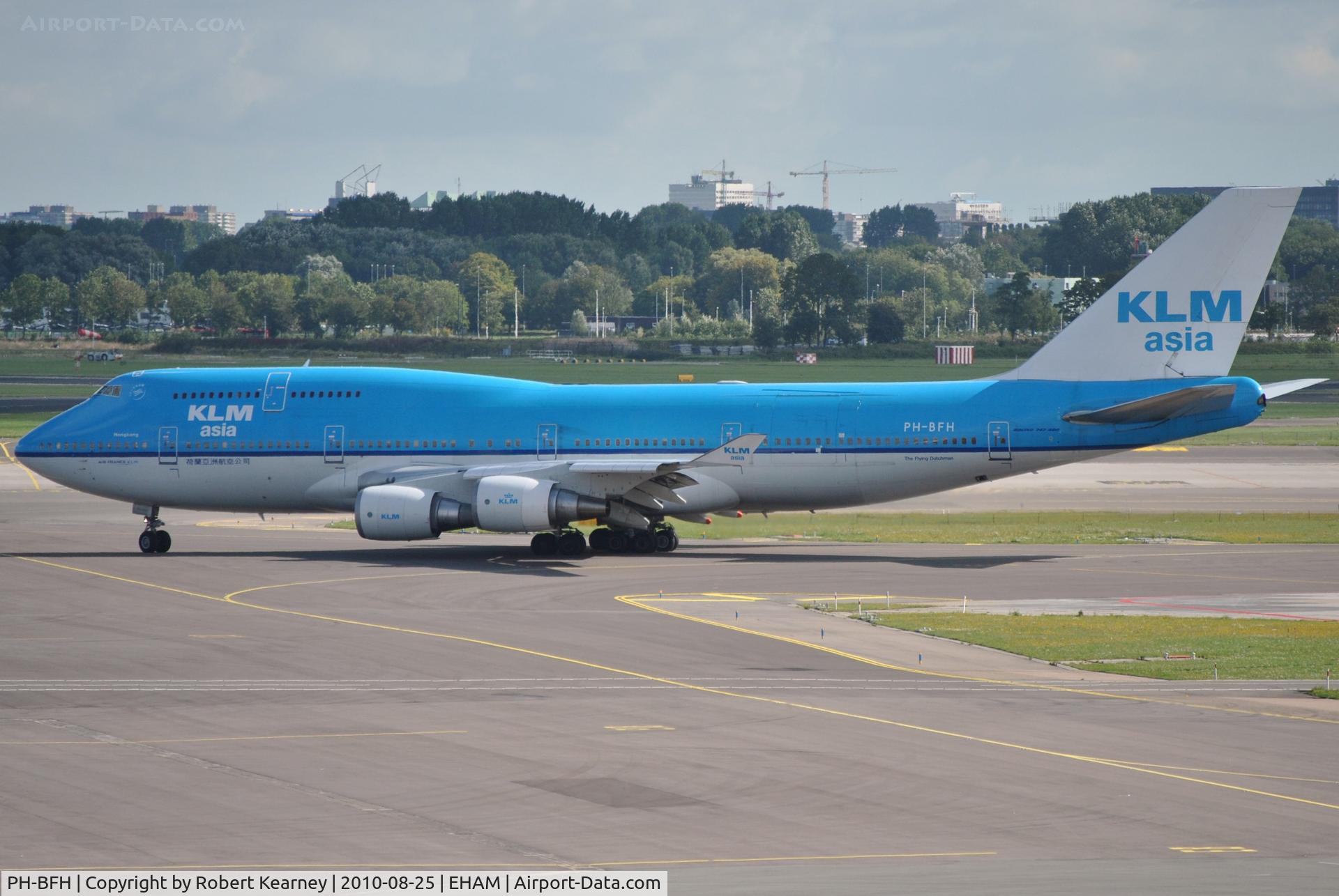 PH-BFH, 1990 Boeing 747-406BC C/N 24518, KLM turning onto the outer t/w for departure