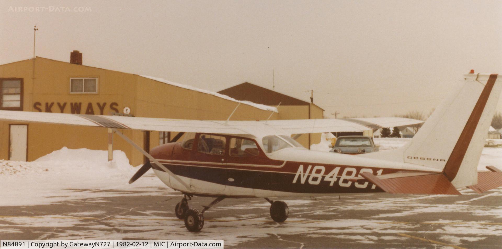 N84891, 1969 Cessna 172K Skyhawk C/N 17258656, A stereotypical Minneapolis winter day in front of Crystal Skyways. North Hennipen Flying Club.