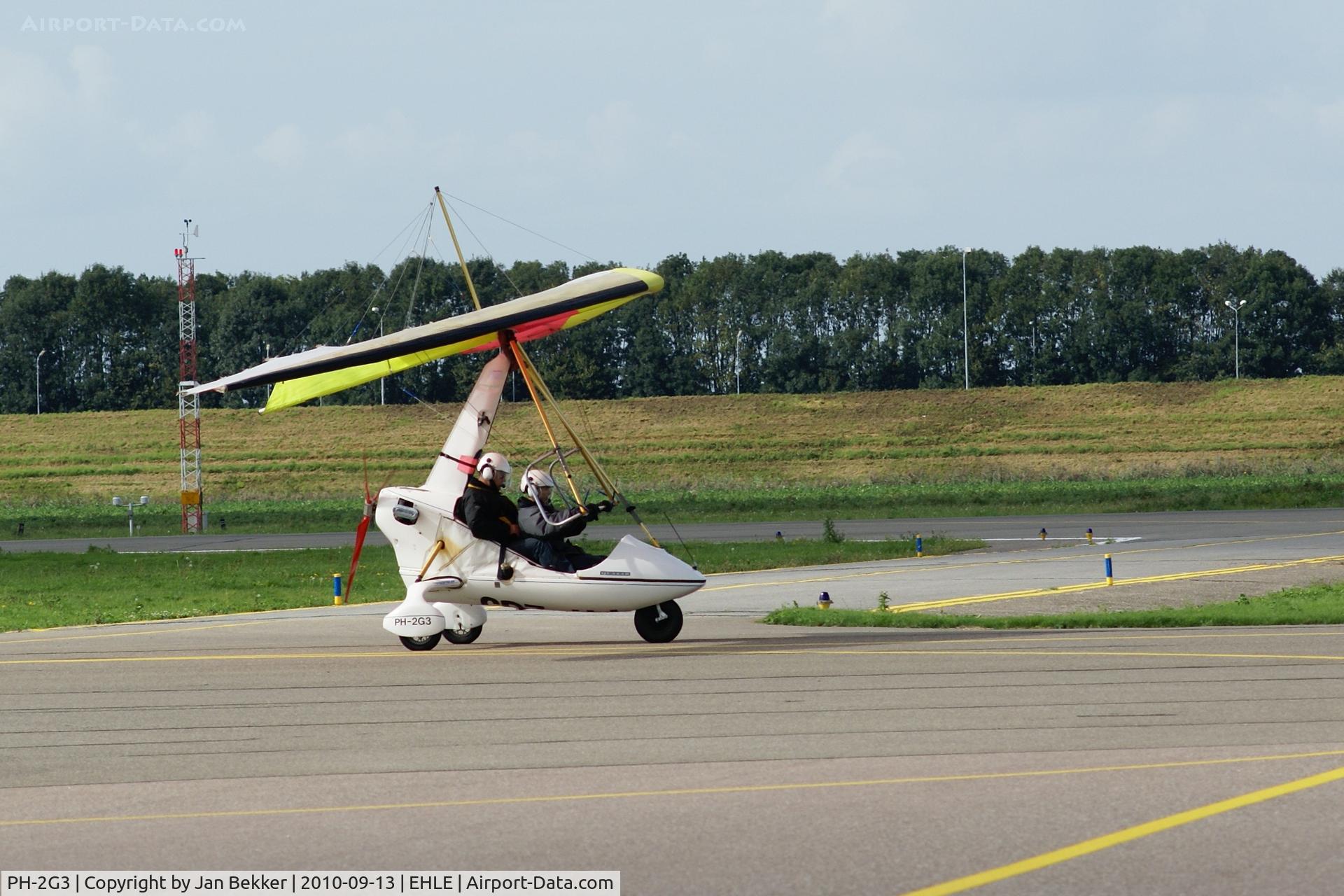 PH-2G3, Solar Wings Pegasus Quasar 2 TC C/N 00-9201, Taxiing to the take-off area for light aircraft