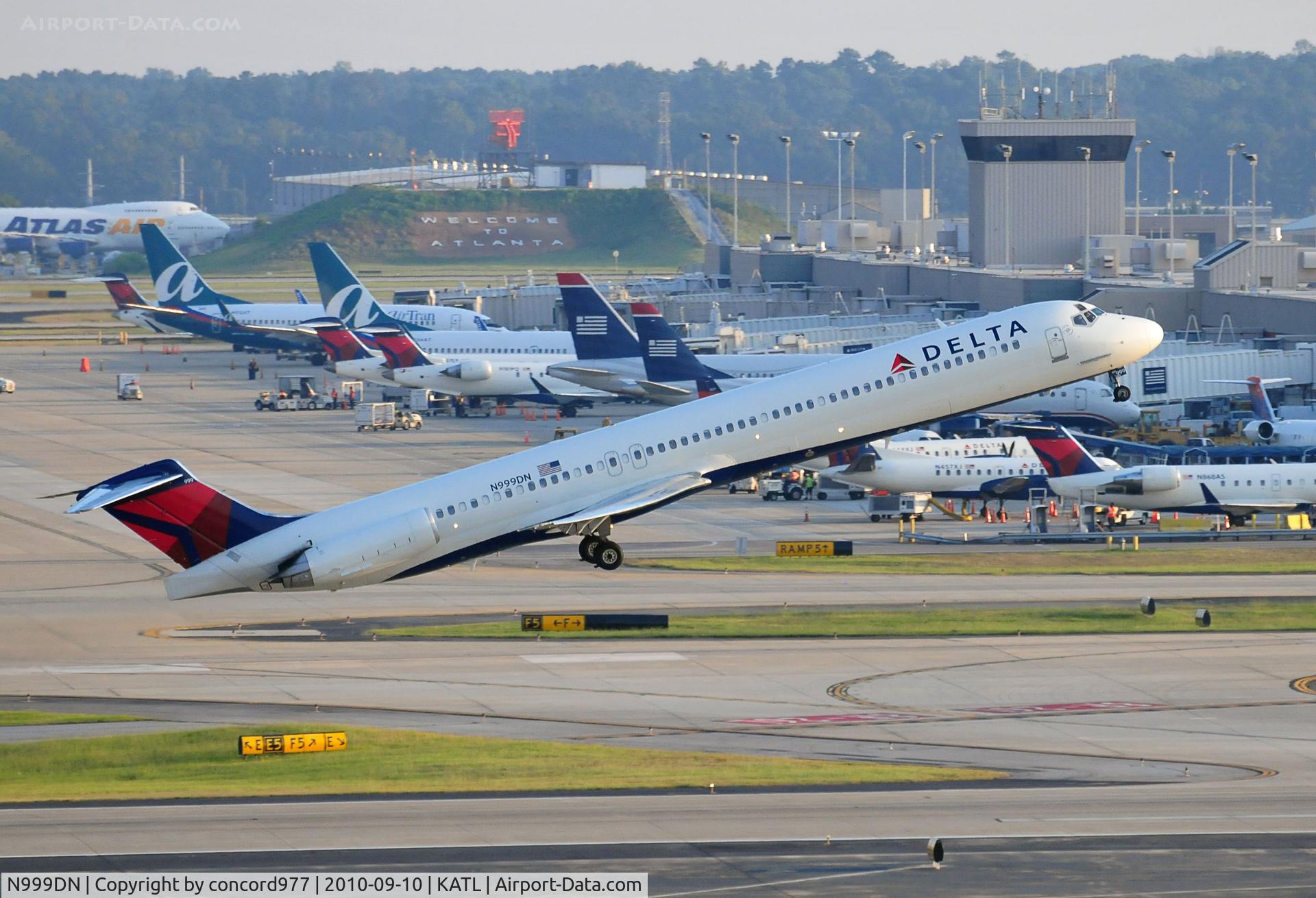 N999DN, 1992 McDonnell Douglas MD-88 C/N 53371, KATL.  9/10/2010.