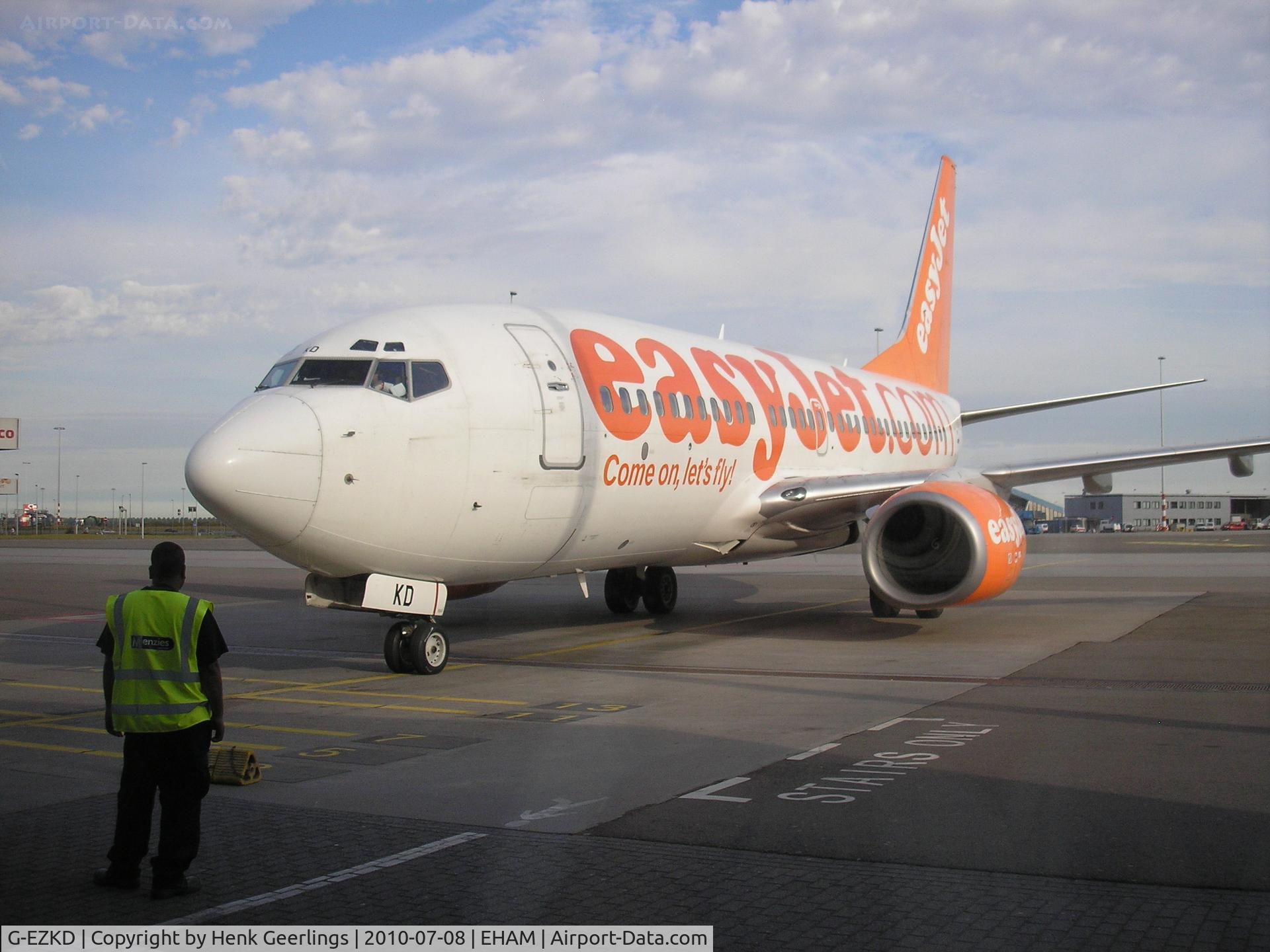 G-EZKD, 2004 Boeing 737-73V C/N 32425, Arrival at the gate