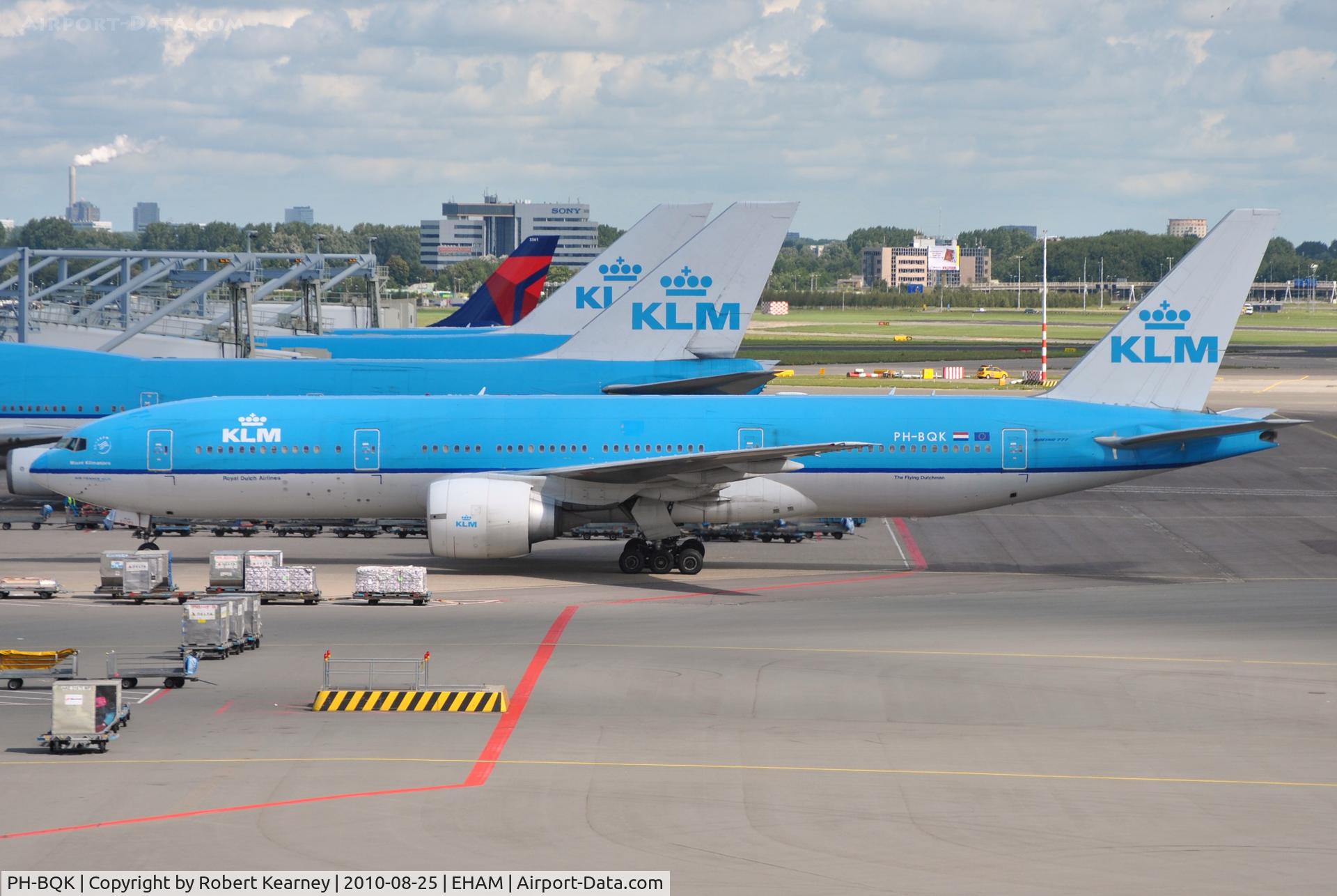 PH-BQK, 2005 Boeing 777-206/ER C/N 29399, KLM heavy rolling onto stand
