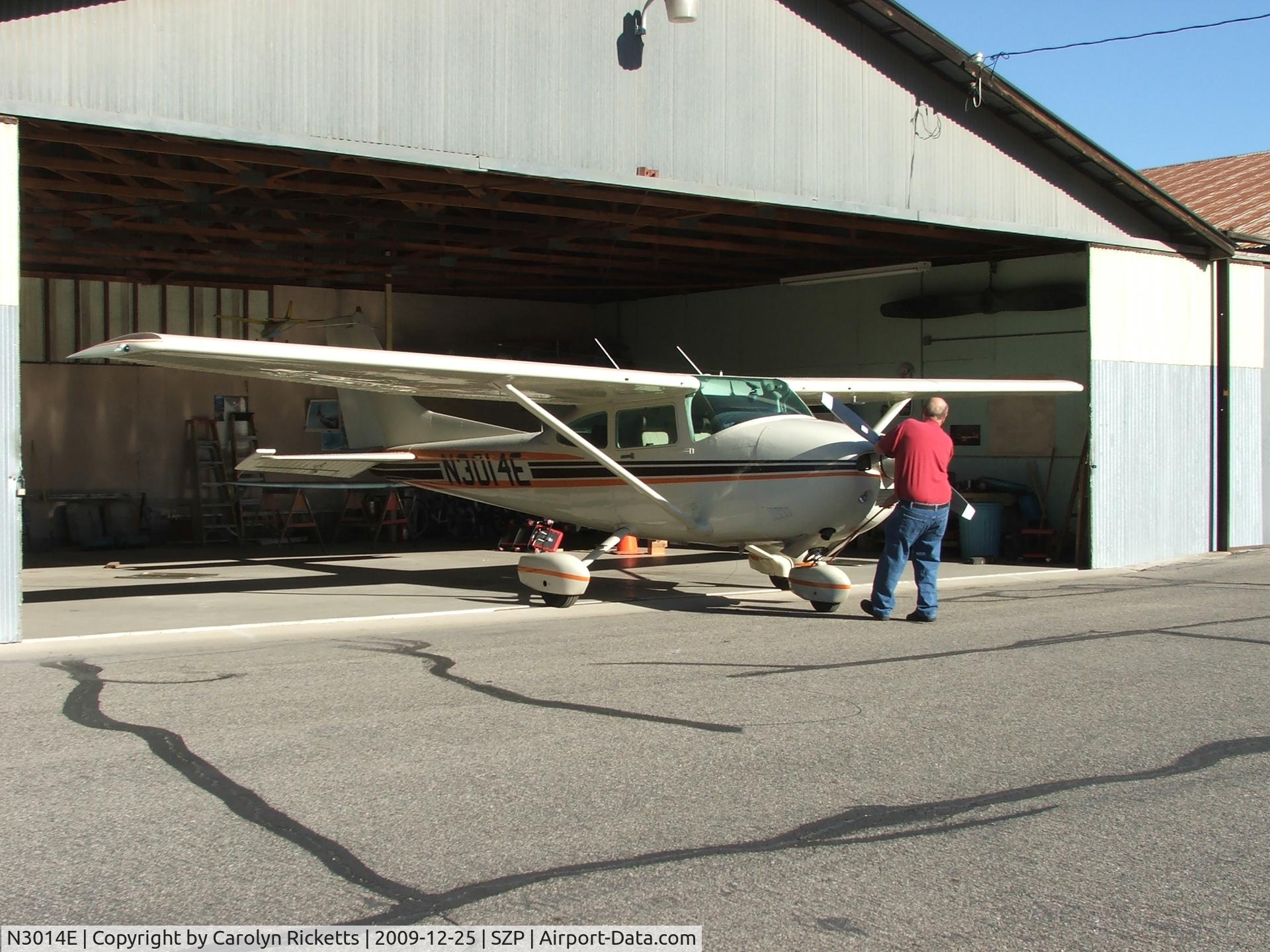 N3014E, 1982 Cessna 182R Skylane C/N 18268226, Removing 3014E from it's hanger at SZP