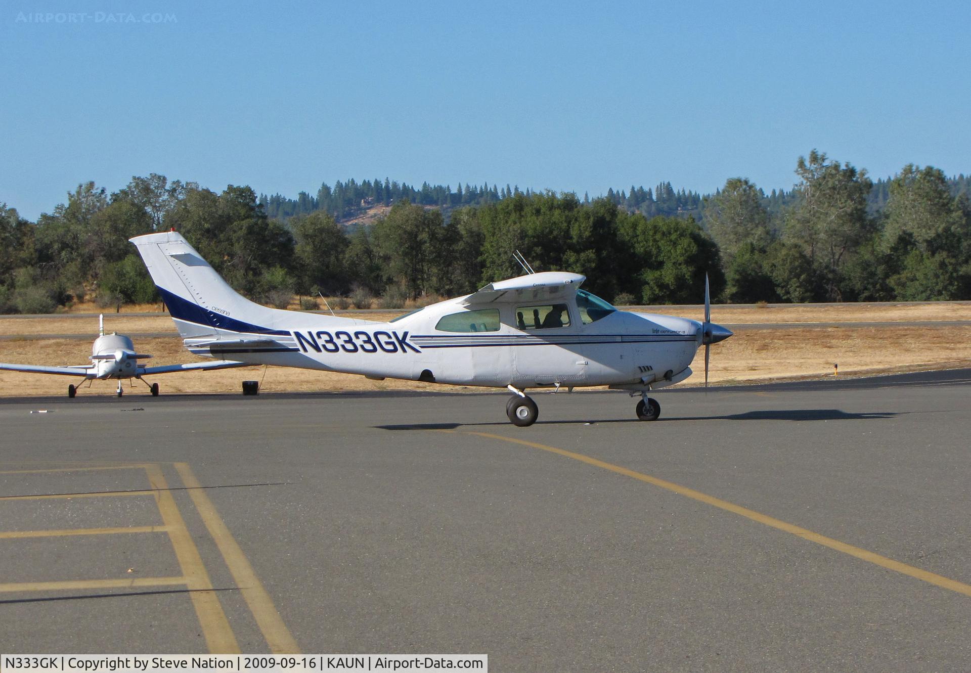 N333GK, 1976 Cessna T210L Turbo Centurion C/N 21061282, 1976 Cessna T210L @ Auburn, CA taxiing