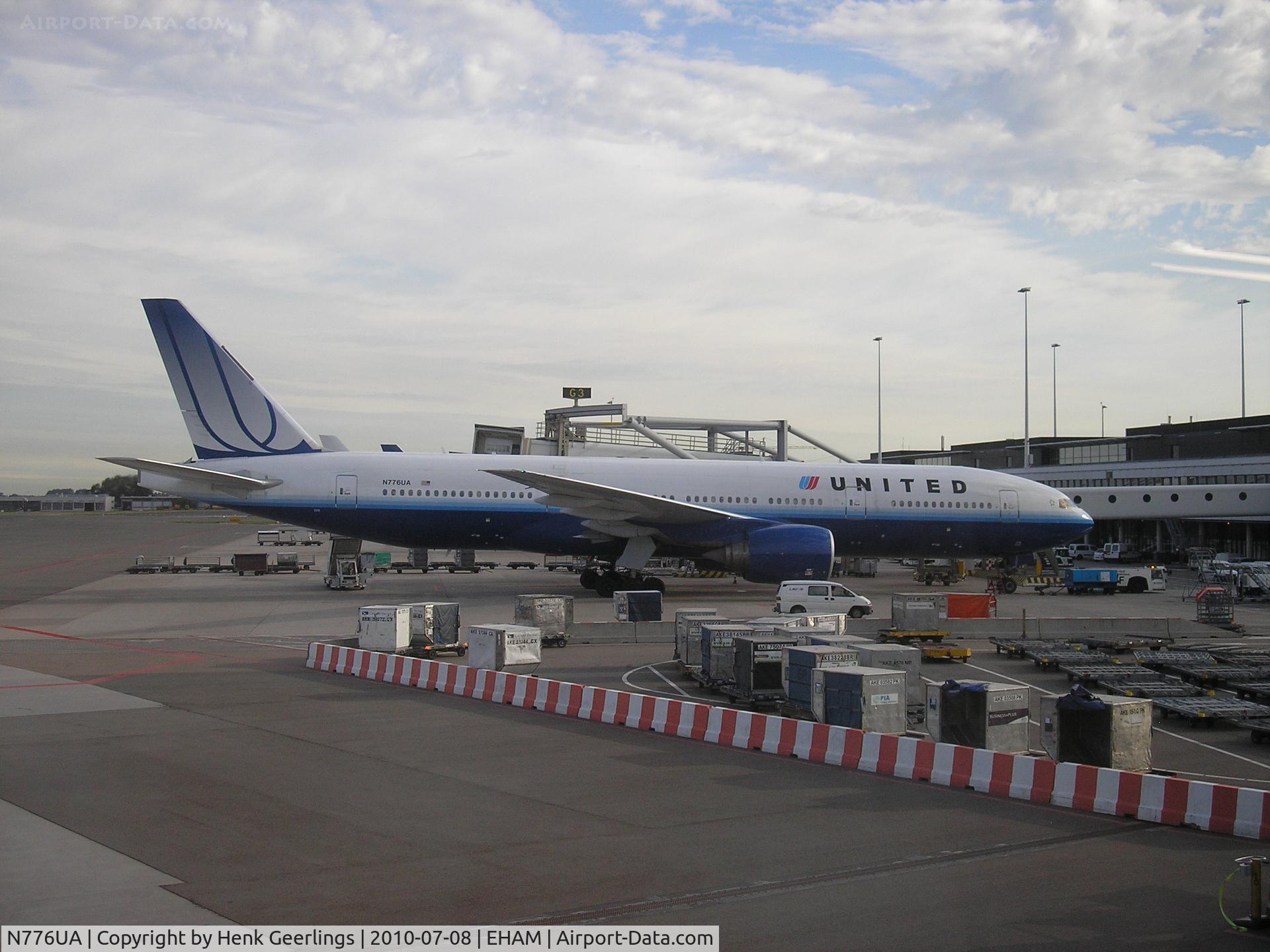 N776UA, 1996 Boeing 777-222 C/N 26937, Schiphol