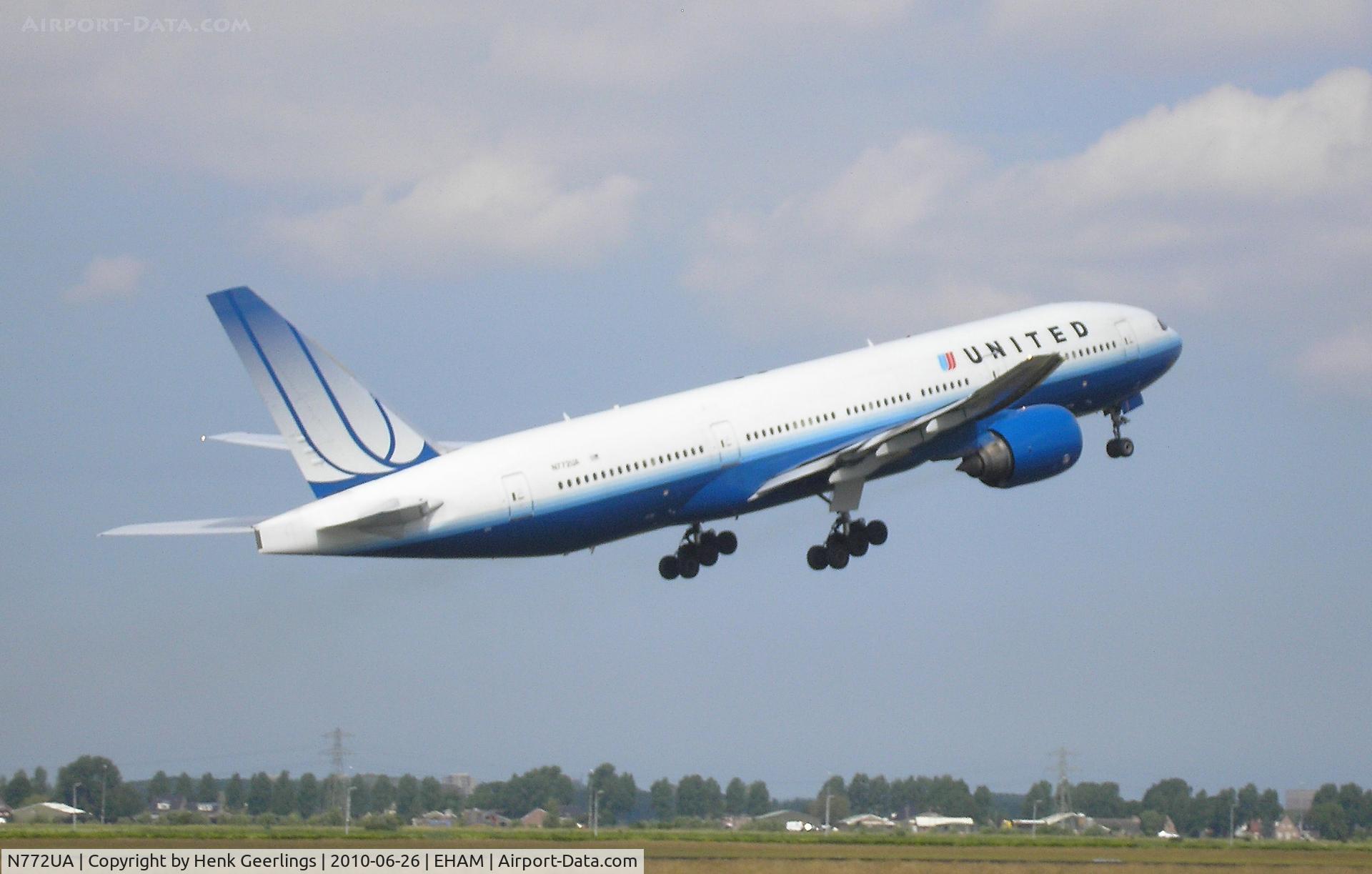 N772UA, 1995 Boeing 777-222 C/N 26930, Departure from Polderbaan runway