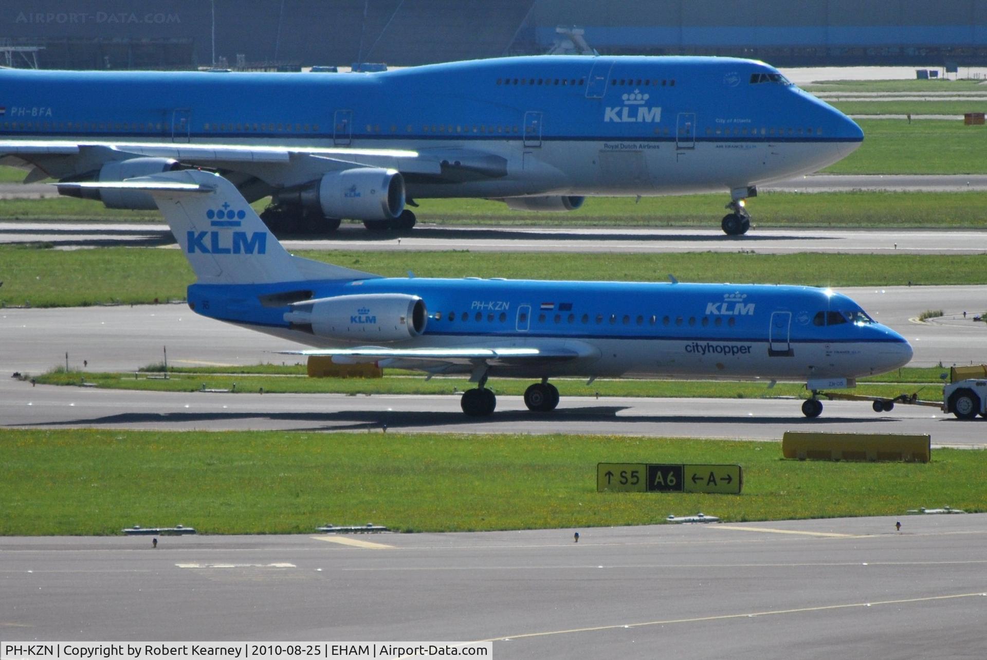 PH-KZN, 1995 Fokker 70 (F-28-0070) C/N 11553, KLM cityhopper taxiing in after arrival with a heavy B747 departing