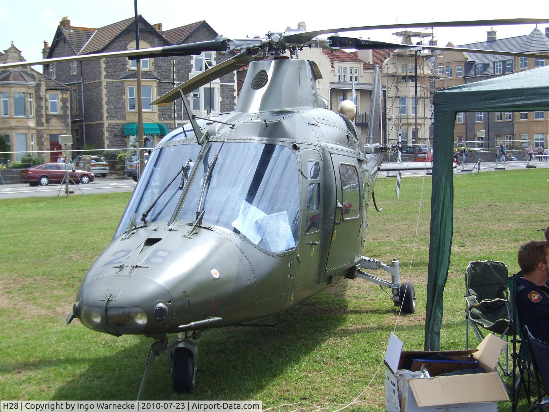 H28, Agusta A-109BA C/N 0328, Agusta A.109BA of the Belgian air force at the 2010 Helidays on the Weston-super-Mare seafront
