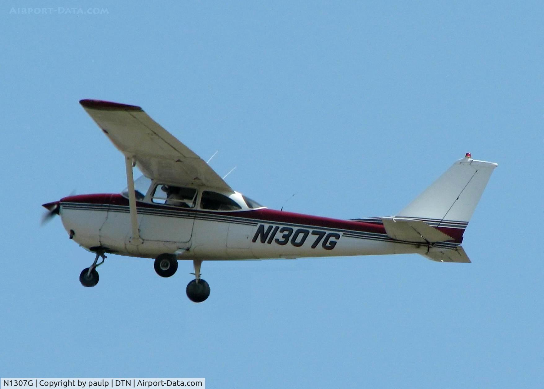 N1307G, 1966 Cessna 172G C/N 17254120, Off of 32 at Downtown Shreveport.