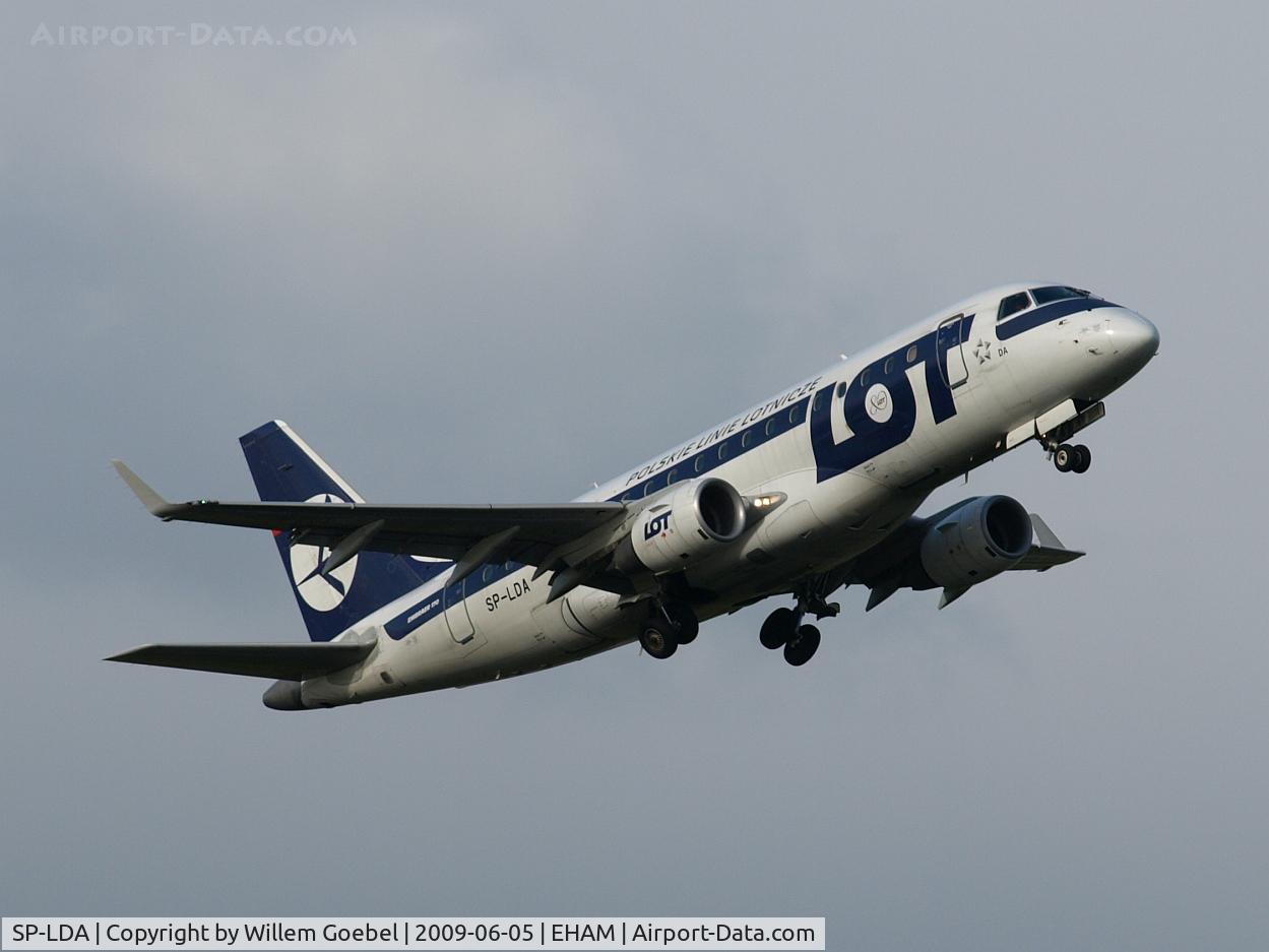 SP-LDA, 2004 Embraer 170ST (ERJ-170-100ST) C/N 17000023, Take off of the 