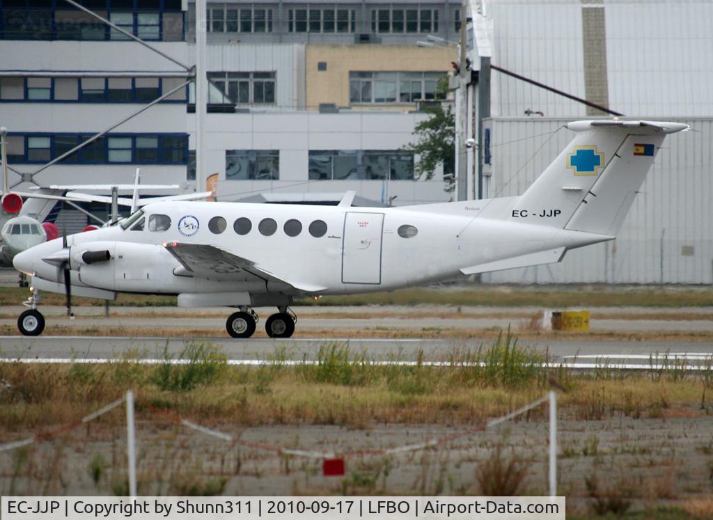 EC-JJP, 2000 Beech 200 C/N BB-845, Ready for take off rwy 32L