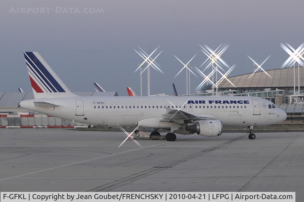 F-GFKL, 1990 Airbus A320-211 C/N 0101, arrivée au petit matin