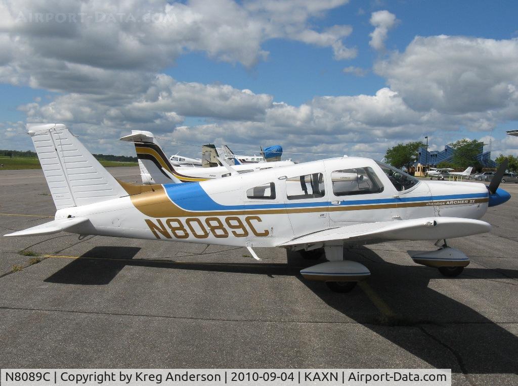 N8089C, 1975 Piper PA-28-181 C/N 28-7690102, Piper PA-28-181 Archer on the line.