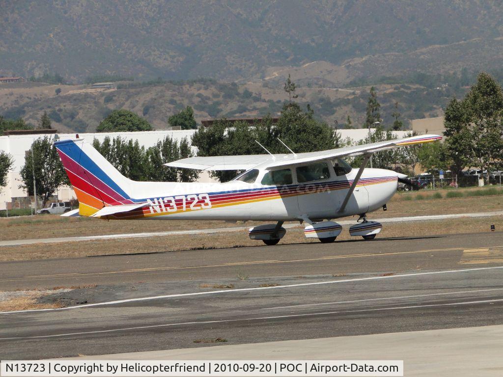 N13723, 1974 Cessna 172M C/N 17262970, Taxiing to runway 26L for take off