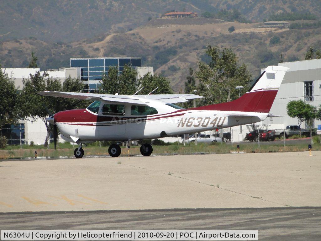 N6304U, 1985 Cessna T210R Turbo Centurion C/N 21064932, Preflight on turnout prior to entering runway 26L for take off