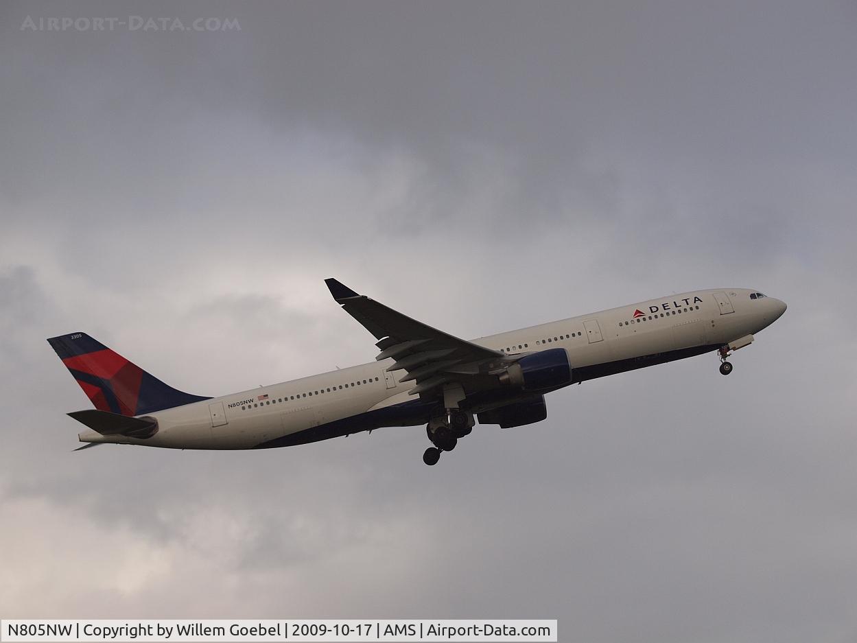 N805NW, 2003 Airbus A330-323 C/N 0552, Take off of the 