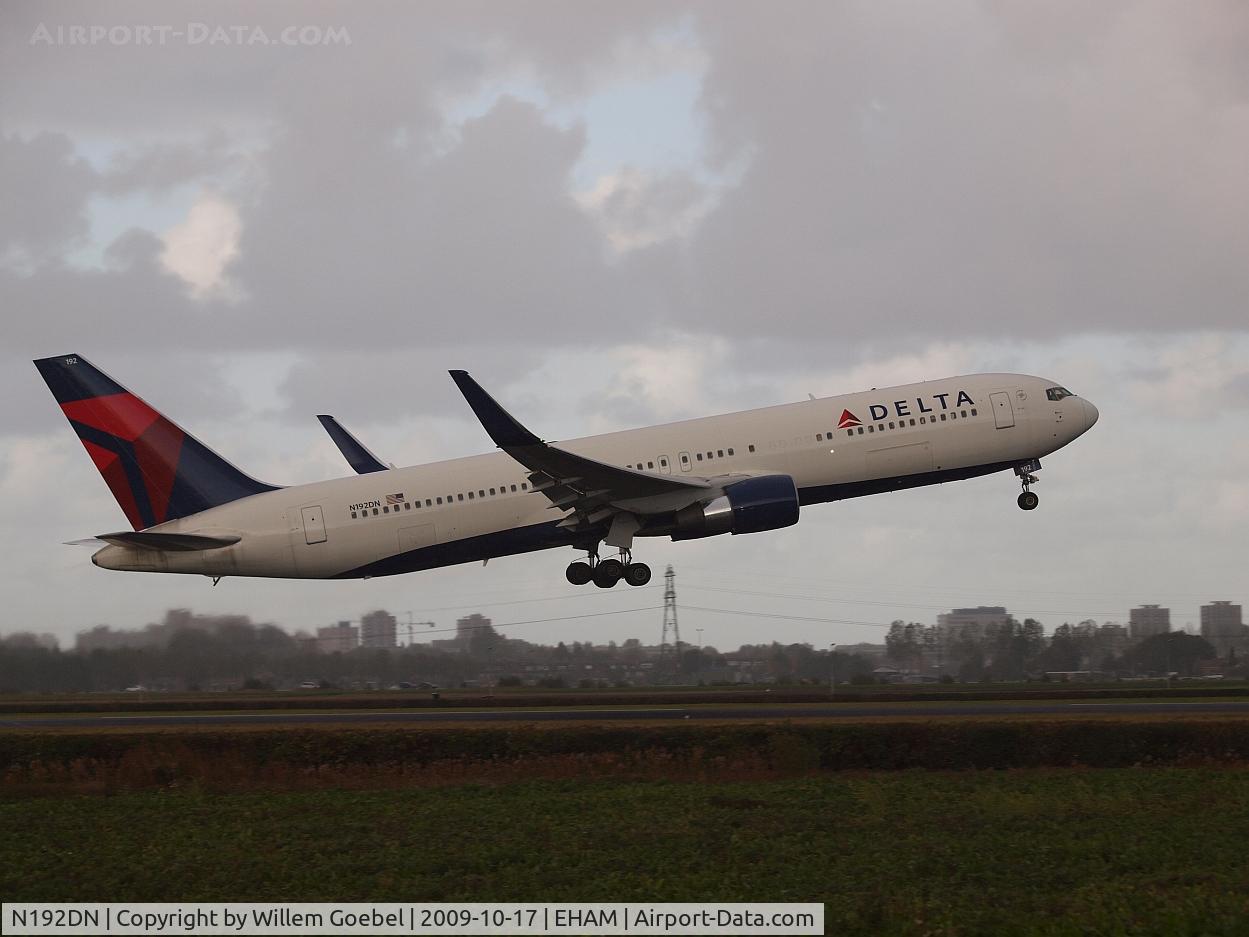 N192DN, 1997 Boeing 767-332 C/N 28449, Take off of the 
