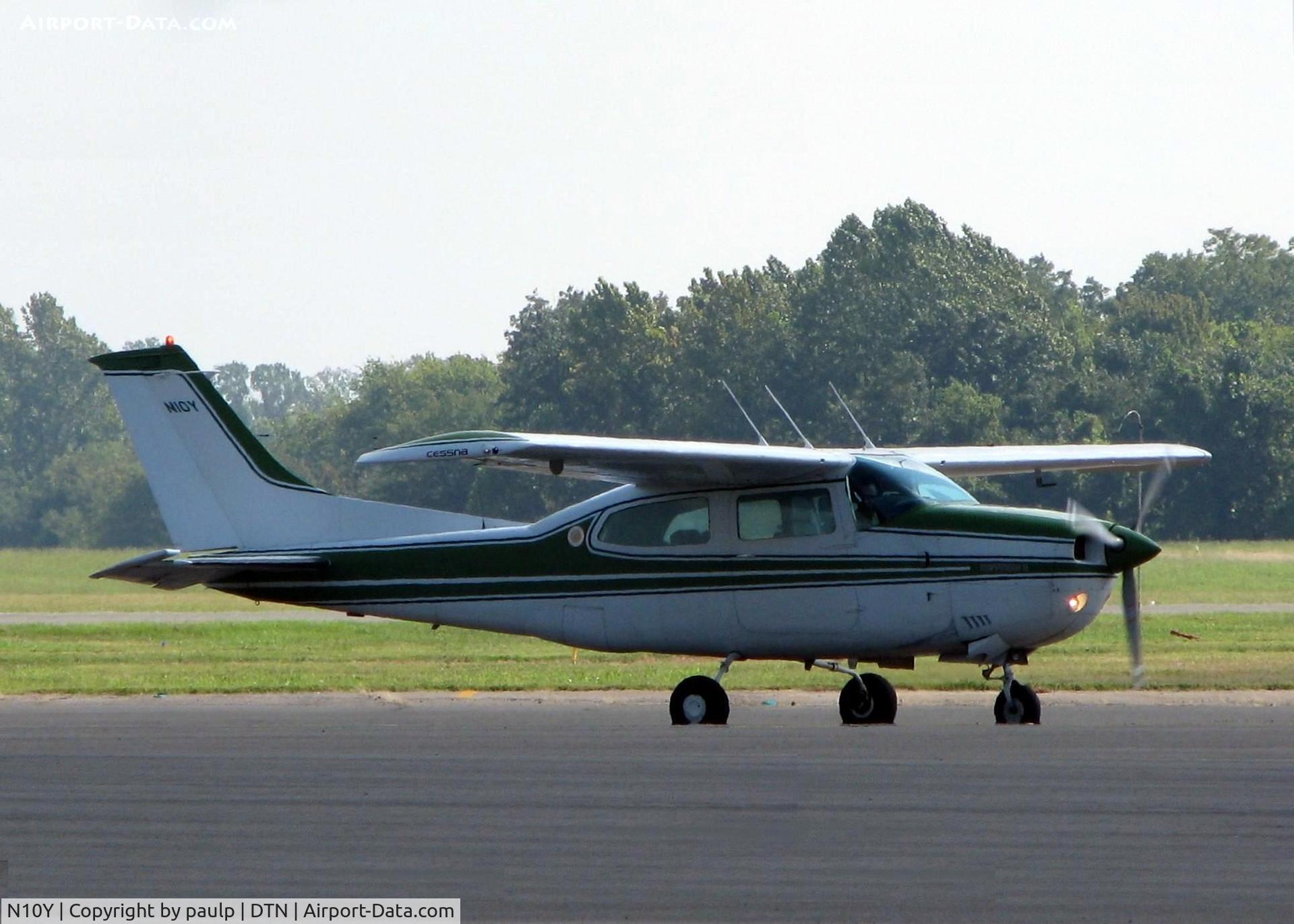N10Y, 1972 Cessna 210L Centurion C/N 21059697, At Downtown Shreveport.