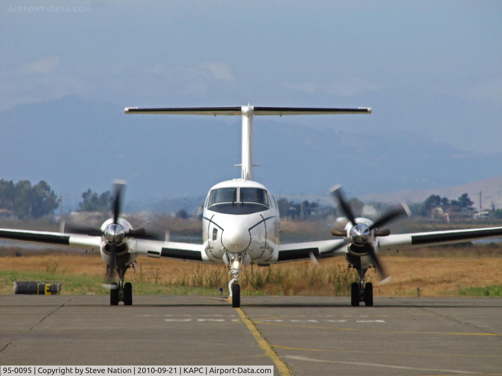 95-0095, 1995 Beech C-12R Huron C/N BW-023, Head-on shot of USAR 6-52 AVN C-12R taxiing in @ Napa, CA