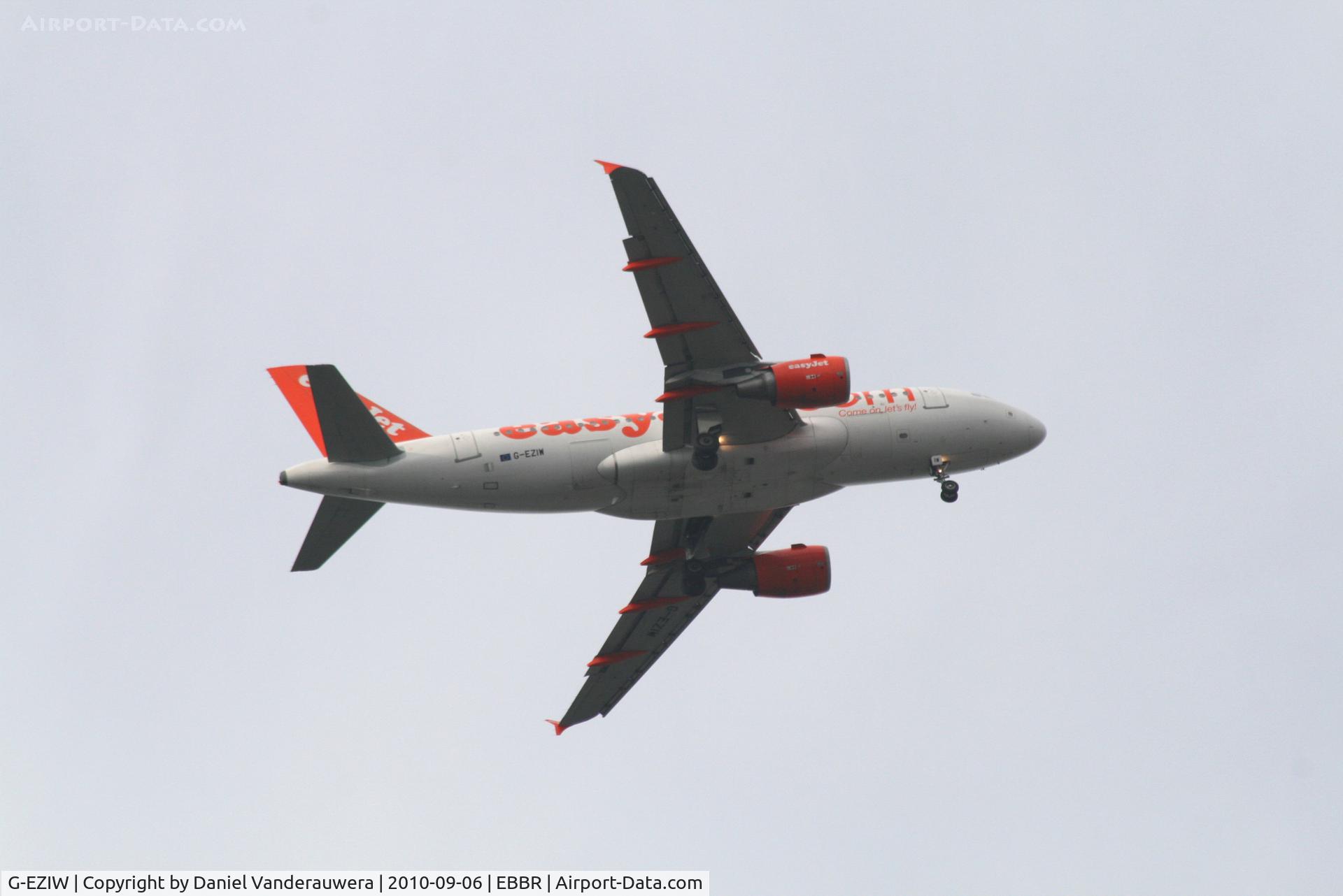 G-EZIW, 2005 Airbus A319-111 C/N 2578, Flight EZY4367 on approach to RWY 07R