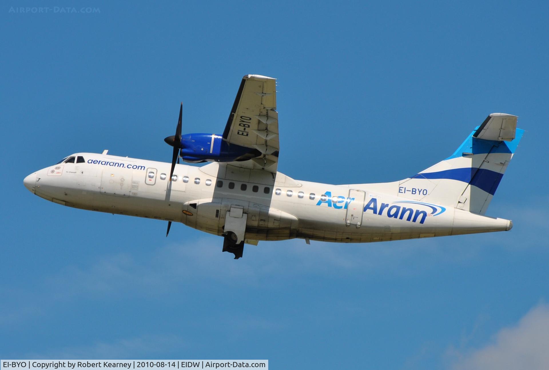 EI-BYO, 1989 ATR 42-300 C/N 161, Retracting gear after take-off