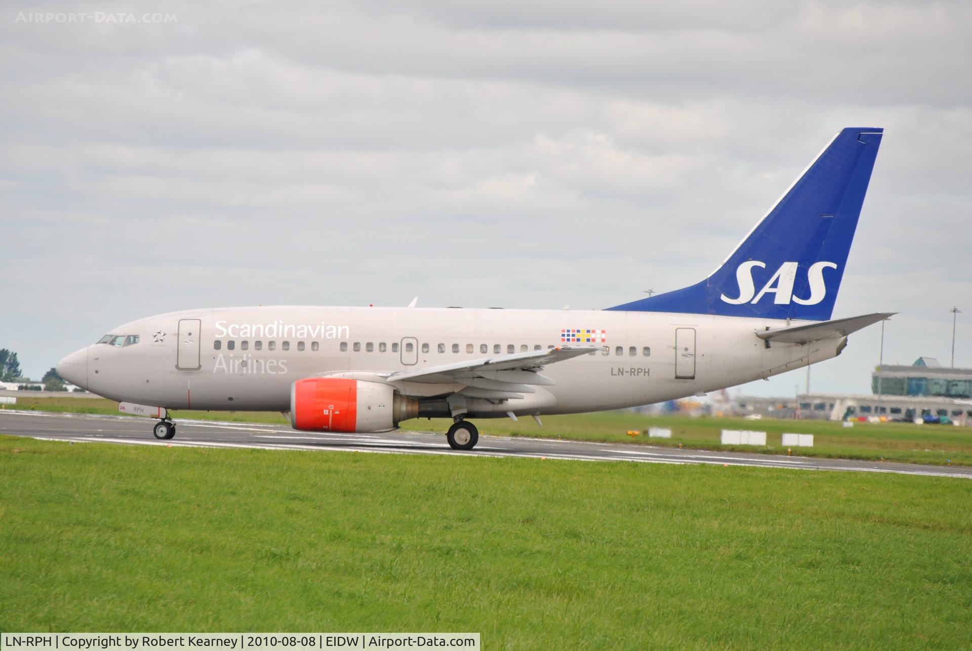 LN-RPH, 1999 Boeing 737-683 C/N 28605, SAS lining up on r/w 28