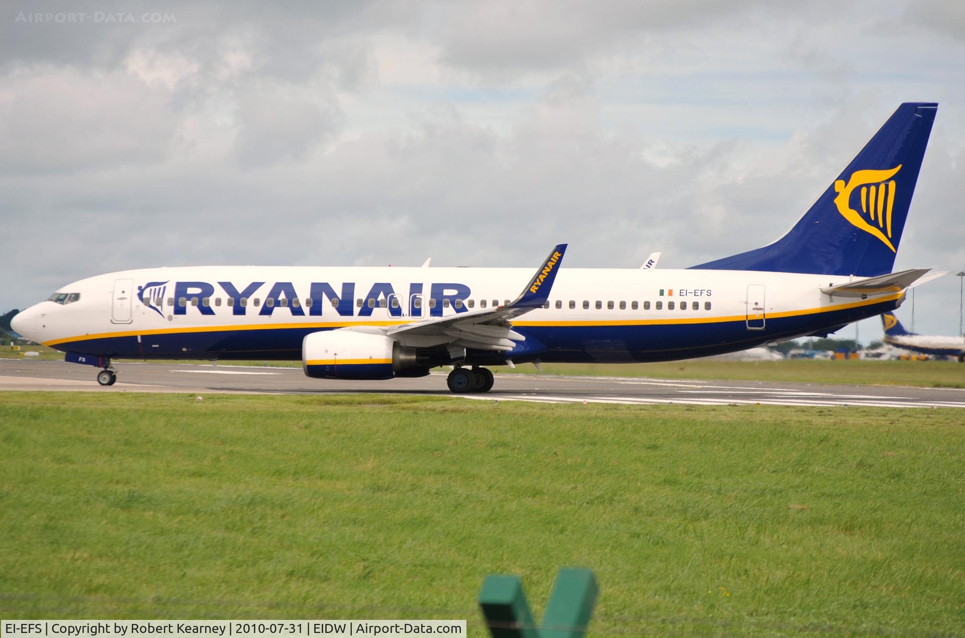 EI-EFS, 2009 Boeing 737-8AS C/N 37542, Lining up on r/w 28