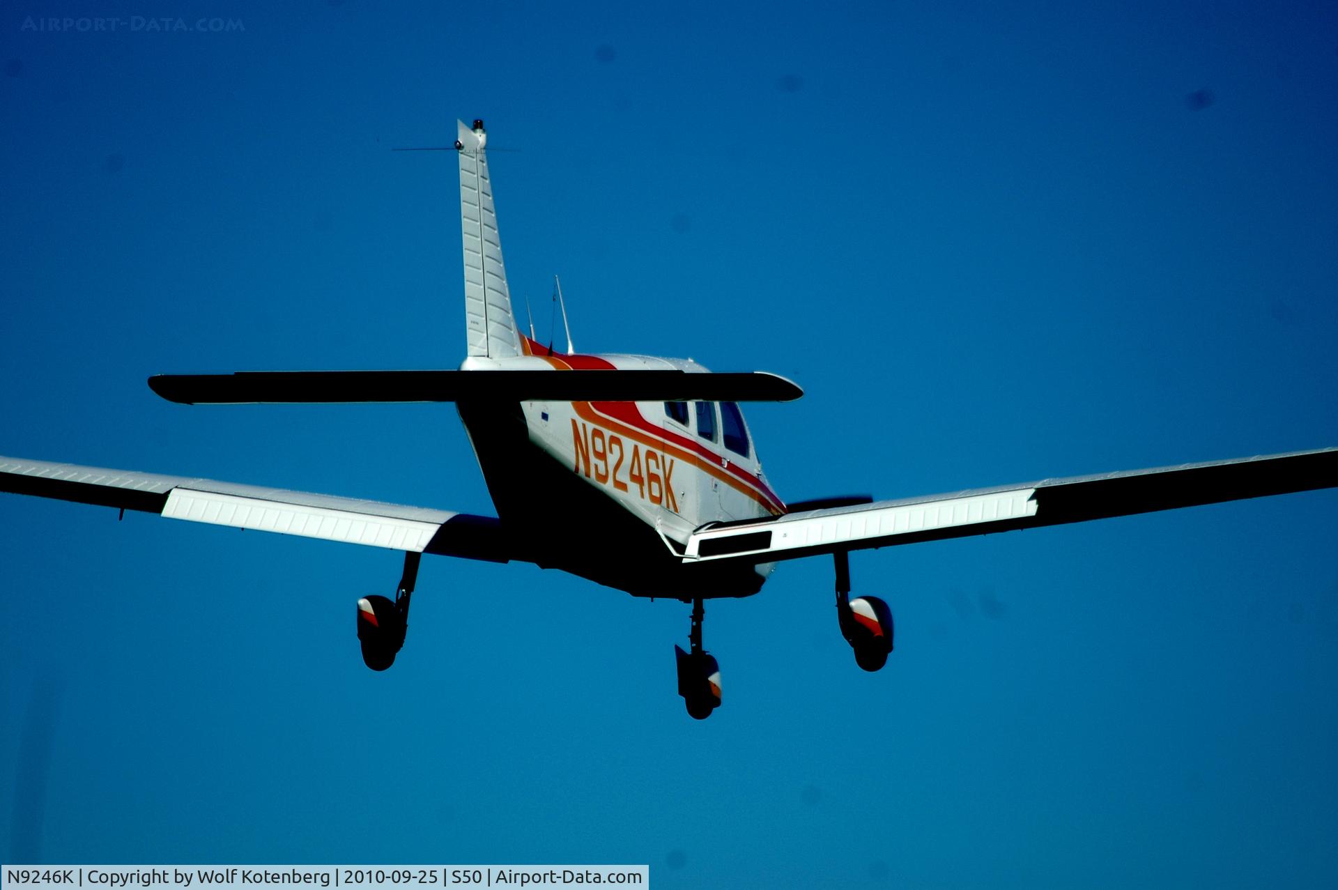 N9246K, 1976 Piper PA-28-151 C/N 28-7615189, landing